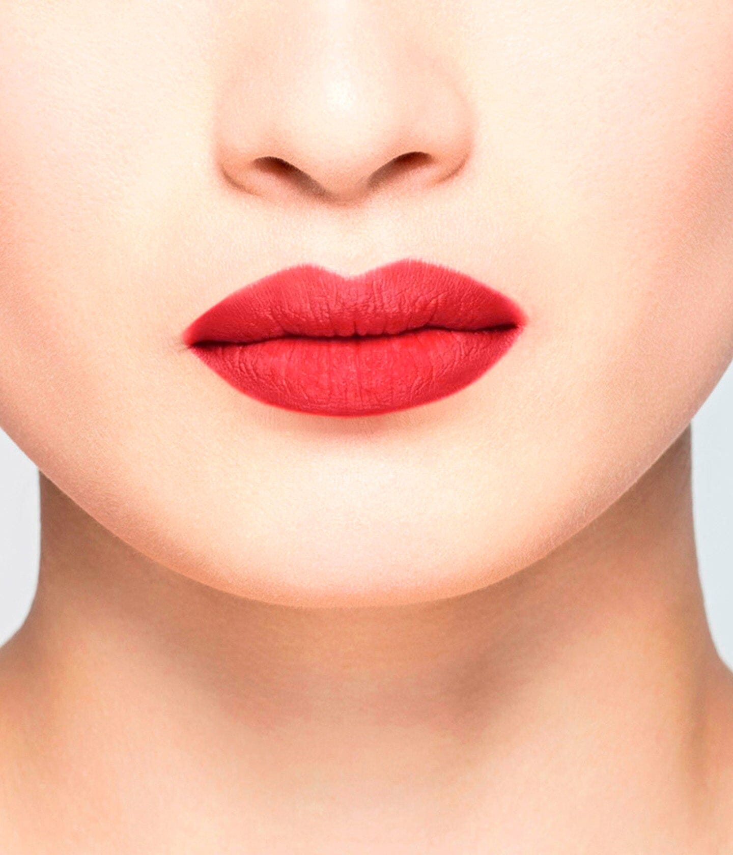 Rouge à lèvres La Bouche Rouge Paris couleur Montaigne, texture crémeuse et finition brillante, appliqué sur des lèvres naturelles.