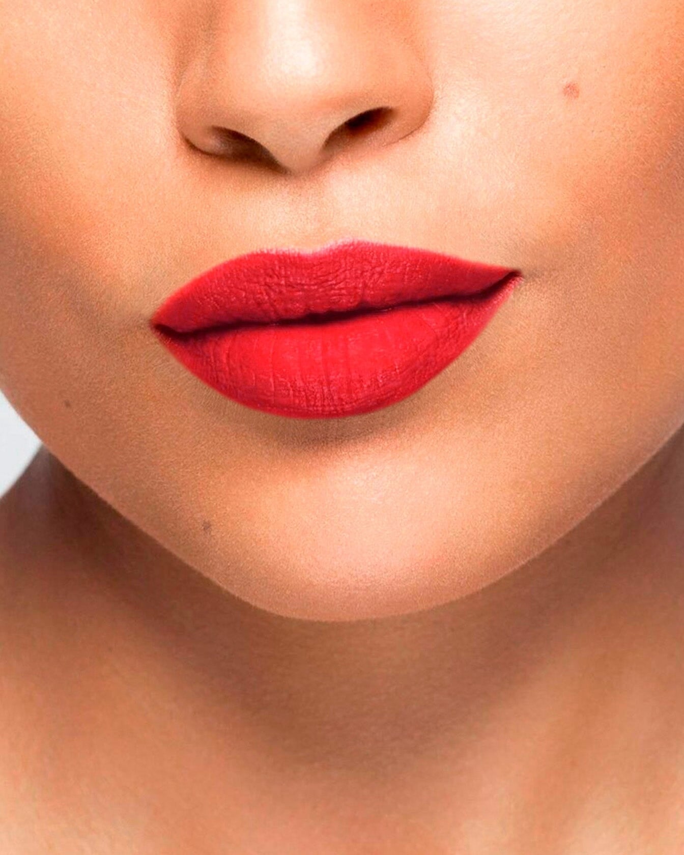 Rouge à lèvres La Bouche Rouge Paris couleur rouge Montaigne, application sur les lèvres, élégant tube noir.