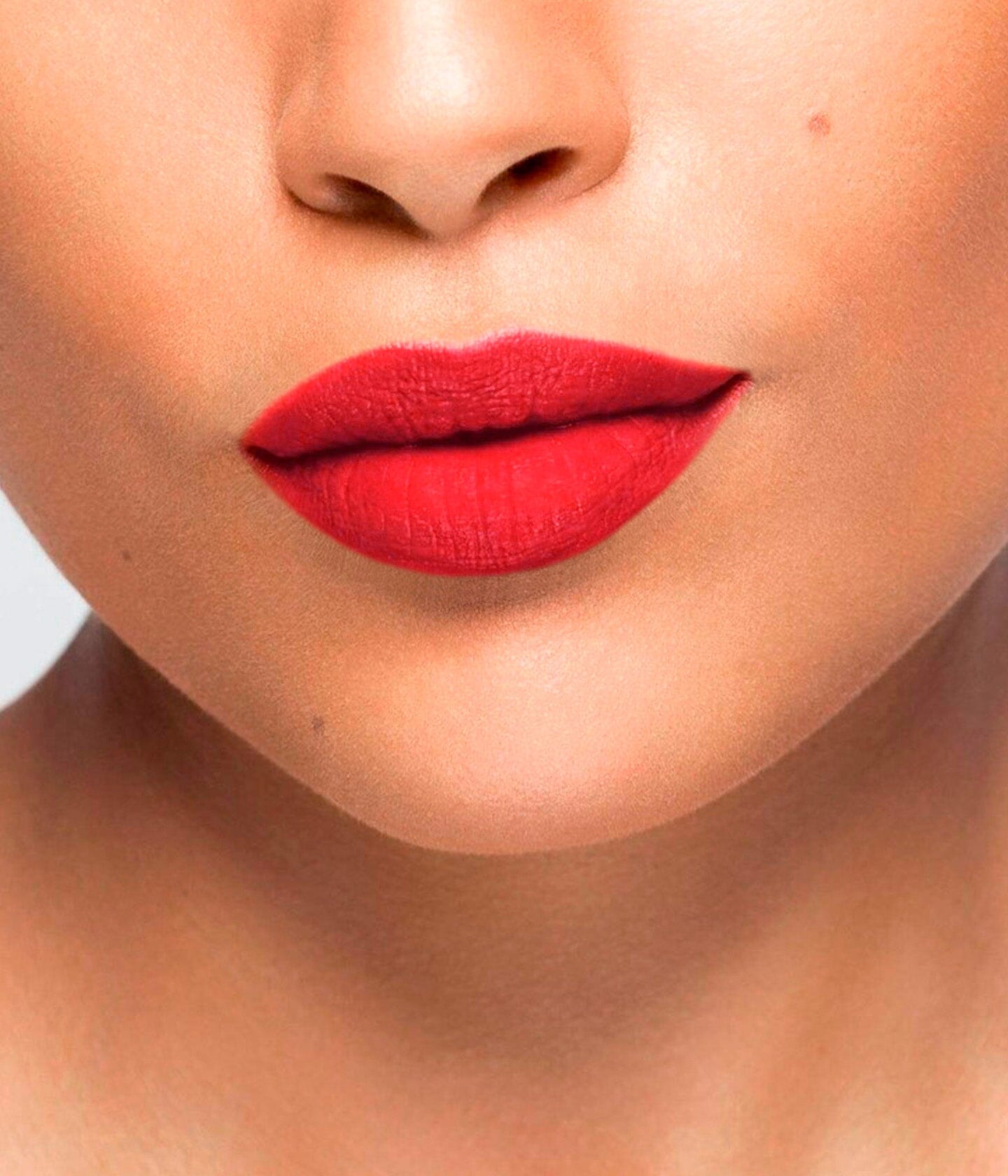 Rouge à lèvres La Bouche Rouge Paris couleur rouge Montaigne, application sur les lèvres, élégant tube noir.