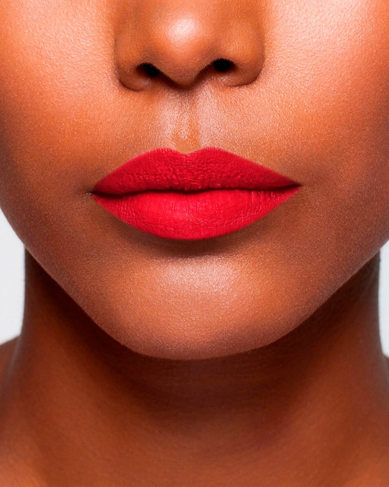 Rouge à lèvres La Bouche Rouge Paris en teinte Montaigne, appliqué sur des lèvres naturelles, mettant en valeur la texture et la couleur.