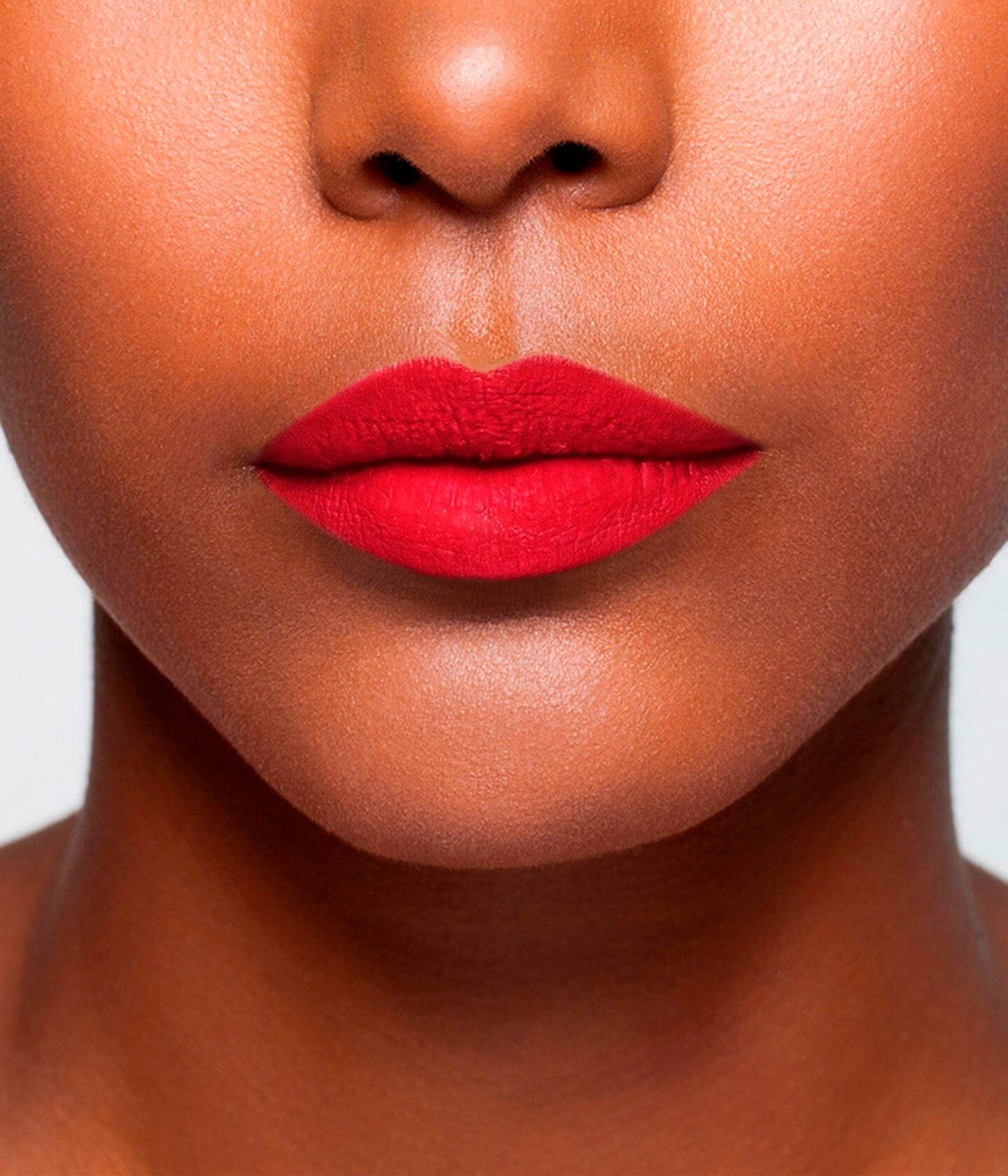 Rouge à lèvres La Bouche Rouge Paris en teinte Montaigne, appliqué sur des lèvres naturelles, mettant en valeur la texture et la couleur.