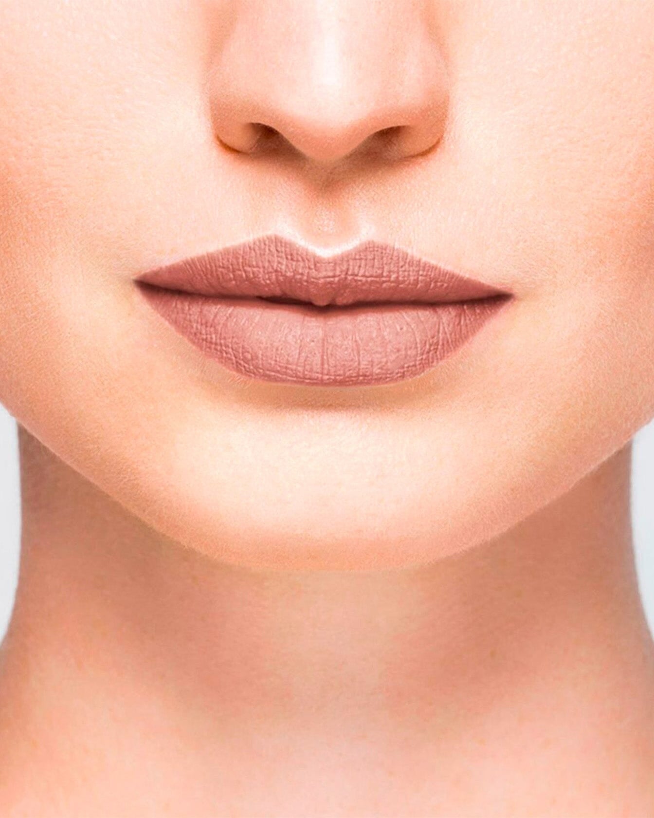 Rouge à lèvres nude brun mat La Bouche Rouge Paris, application sur lèvres naturelles, texture mate et élégante.
