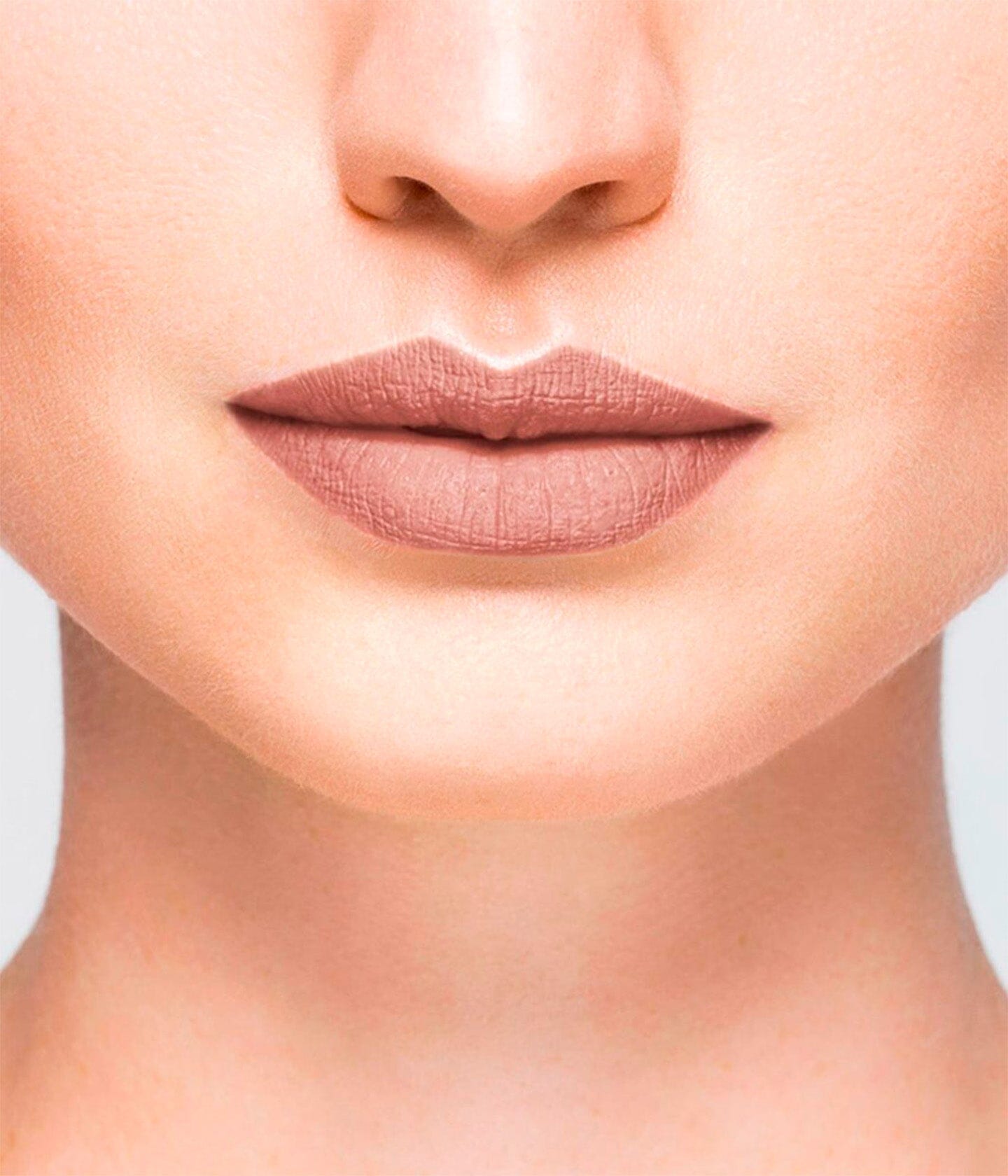 Rouge à lèvres nude brun mat La Bouche Rouge Paris, application sur lèvres naturelles, texture mate et élégante.