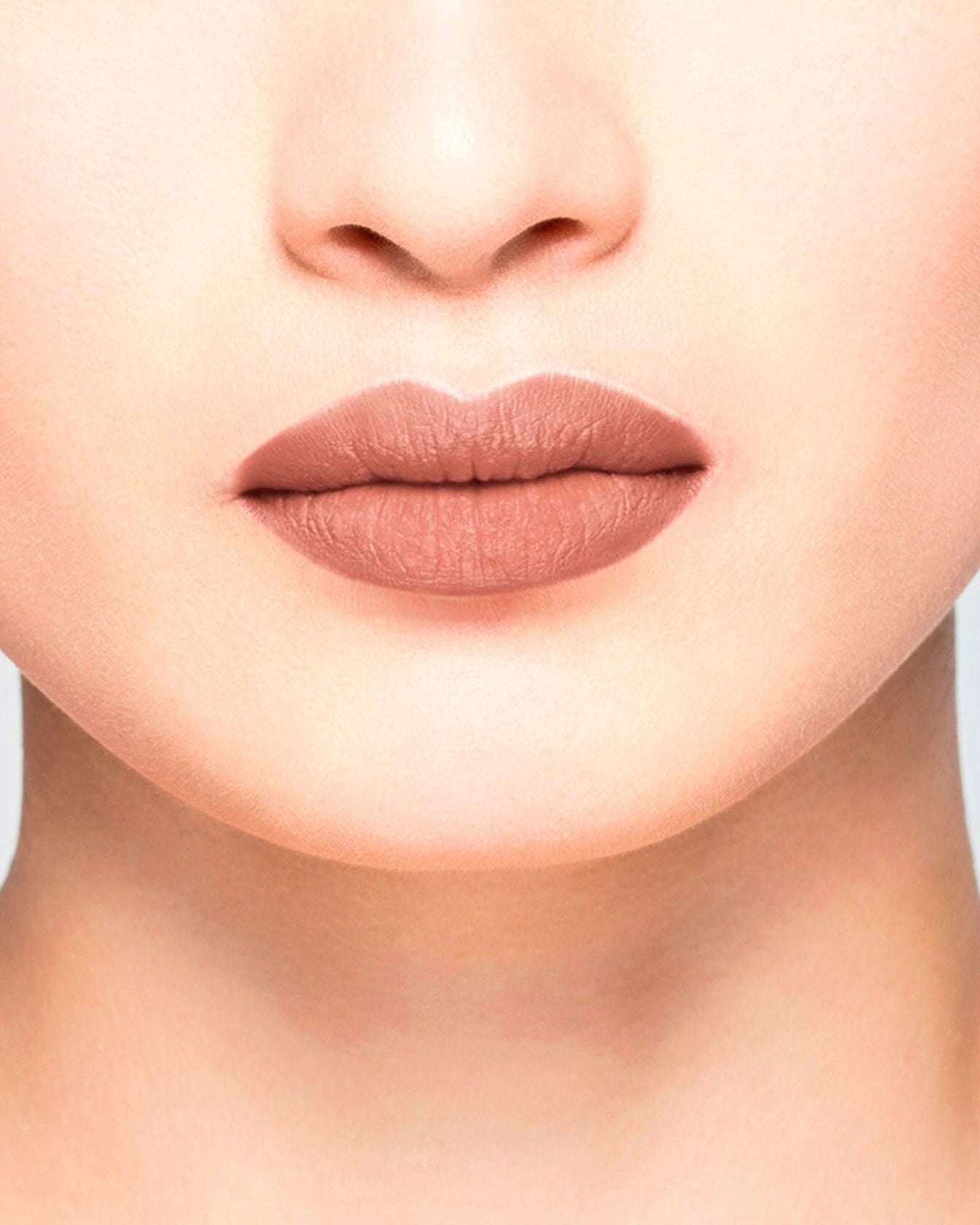 Rouge à lèvres nude brun mat de La Bouche Rouge Paris, texture matte dans un tube élégant et sophistiqué.