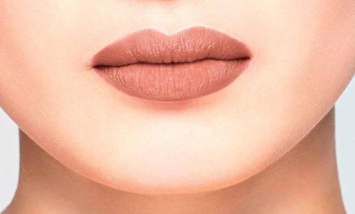 Rouge à lèvres nude brun mat de La Bouche Rouge Paris, texture matte dans un tube élégant et sophistiqué.