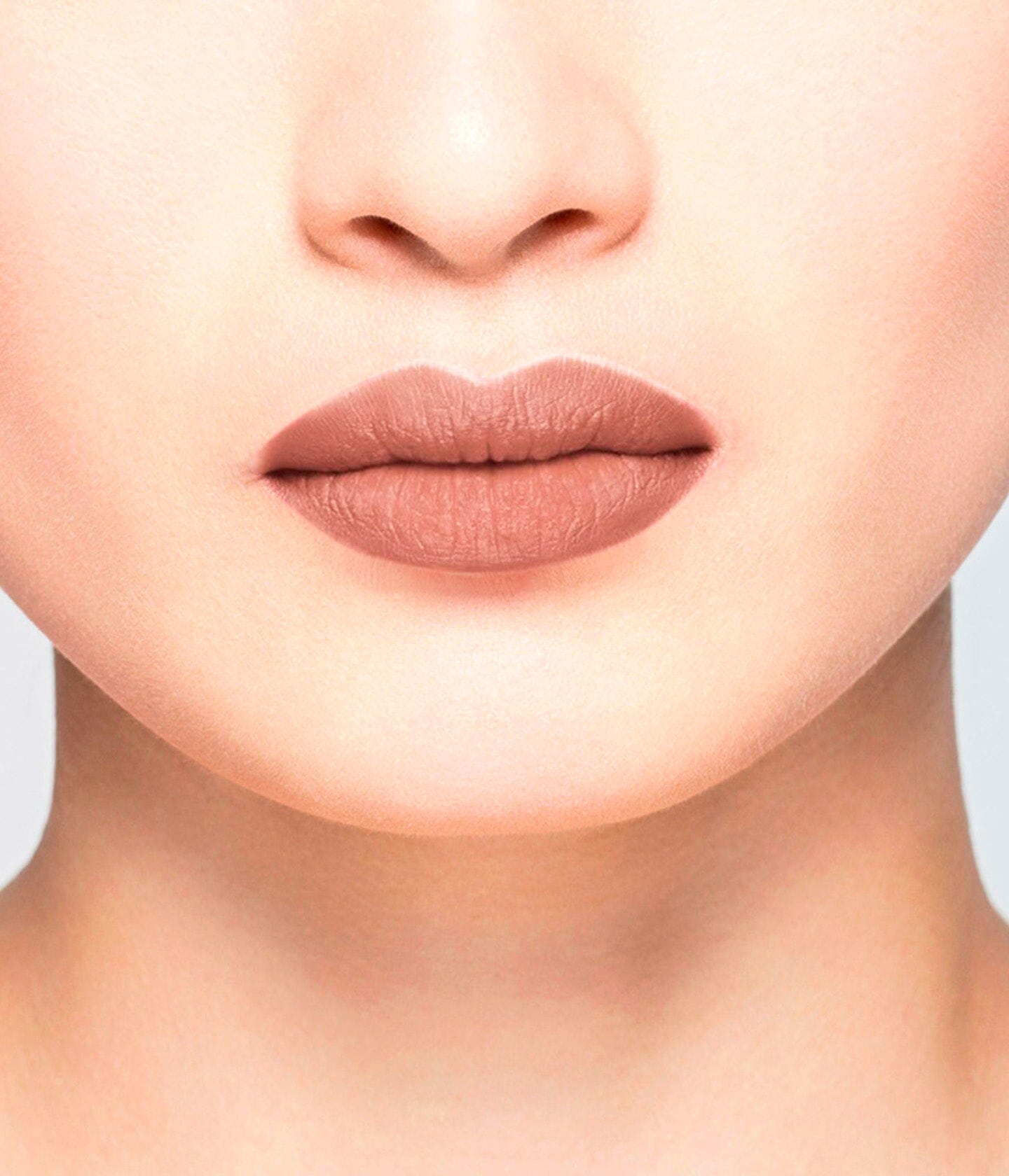 Rouge à lèvres nude brun mat de La Bouche Rouge Paris, texture matte dans un tube élégant et sophistiqué.