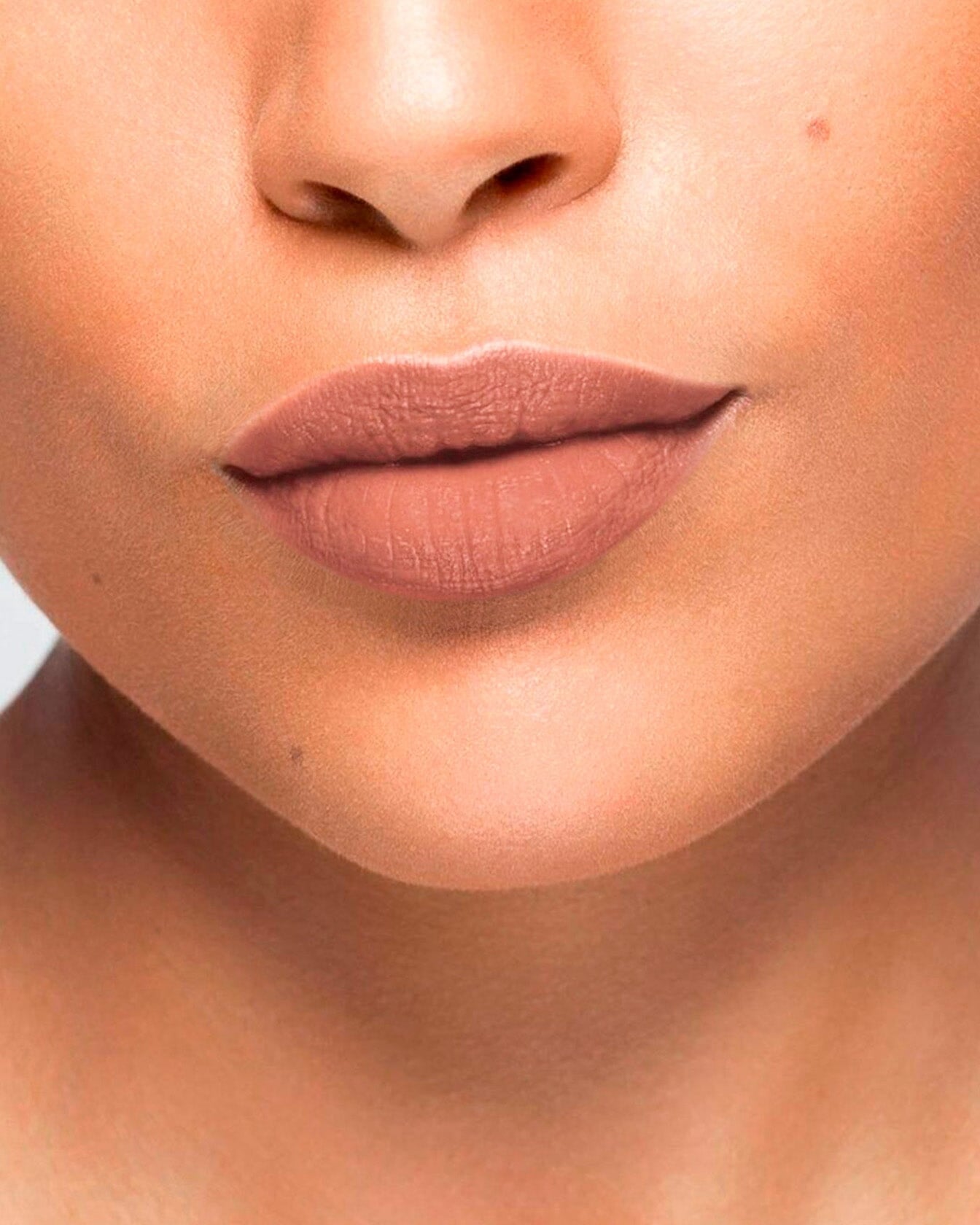 Rouge à lèvres nude brun matte La Bouche Rouge Paris, application sur lèvres naturelles dans un fini mat élégant.