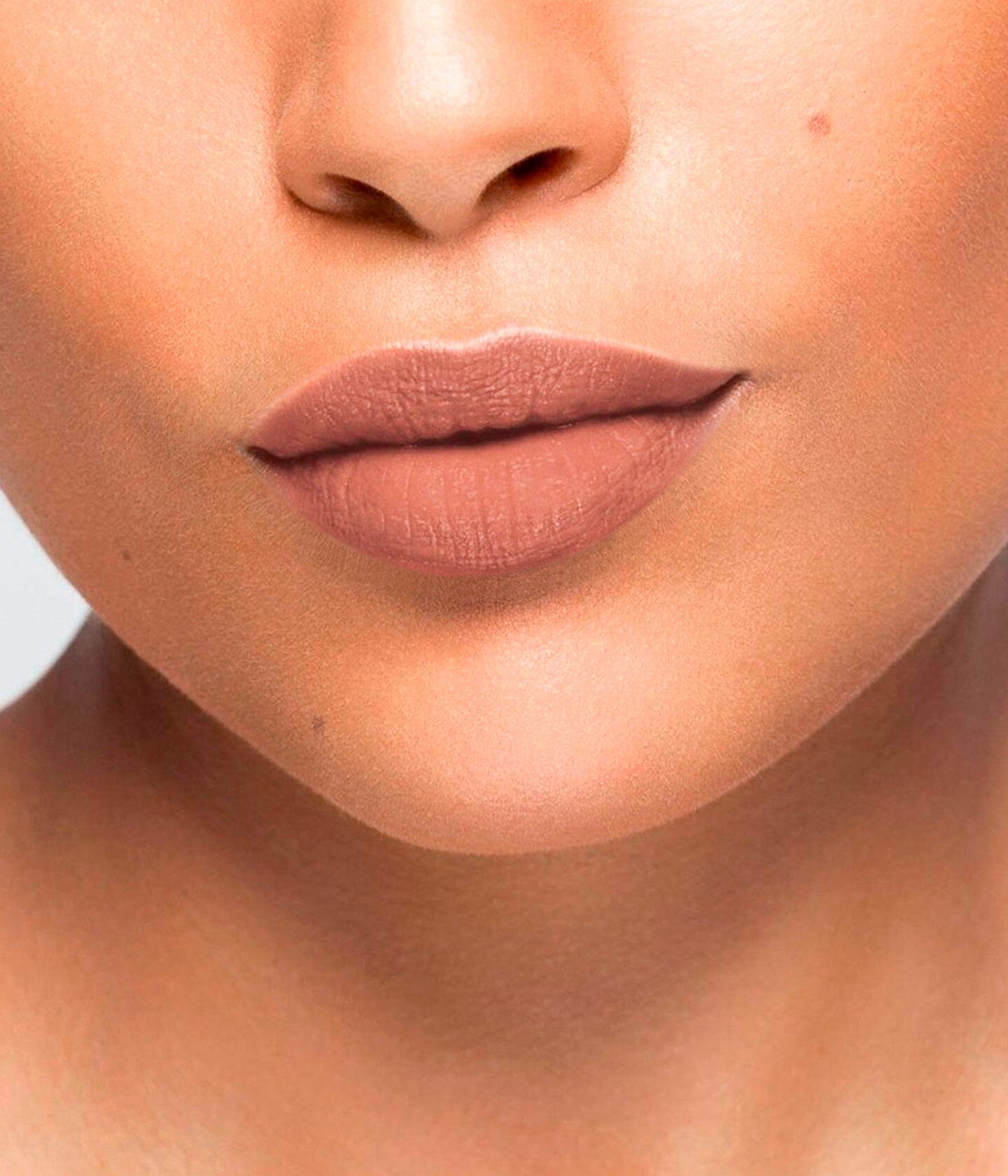 Rouge à lèvres nude brun matte La Bouche Rouge Paris, application sur lèvres naturelles dans un fini mat élégant.