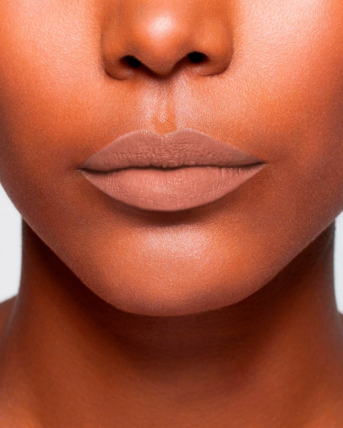 Rouge à lèvres nude brun mat La Bouche Rouge Paris, appliqué sur les lèvres, texture mate élégante.
