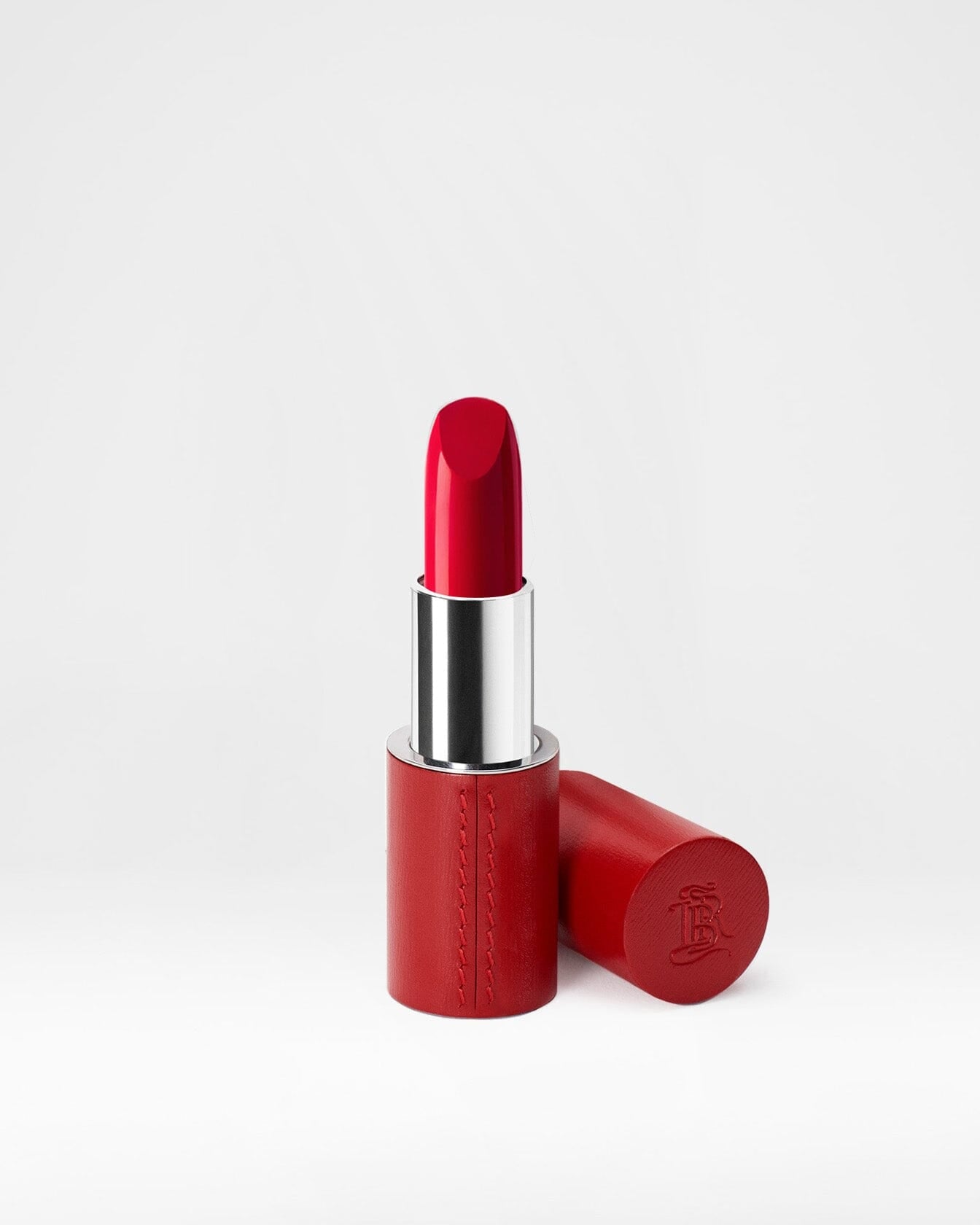 Coffret cadeau La Collection Rouge de La Bouche Rouge Paris avec étui rouge élégant et produits de maquillage.