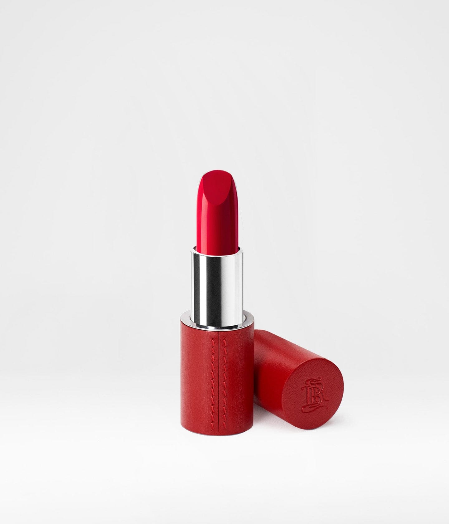Coffret cadeau La Collection Rouge de La Bouche Rouge Paris avec étui rouge élégant et produits de maquillage.