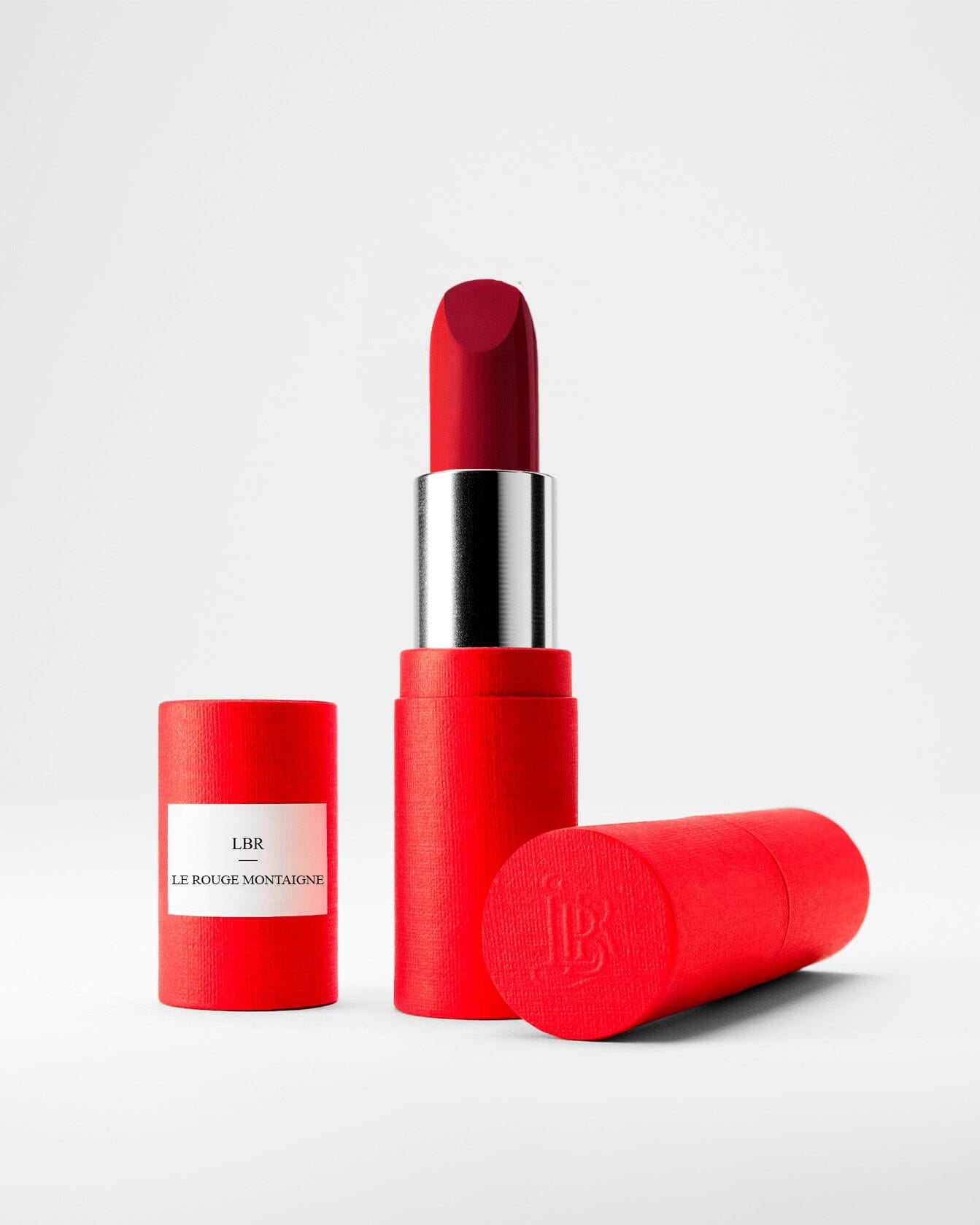 Coffret lèvres La Bouche Rouge Paris Le Rouge Montaigne avec rouge à lèvres rouge dans un coffret élégant en papier rouge.
