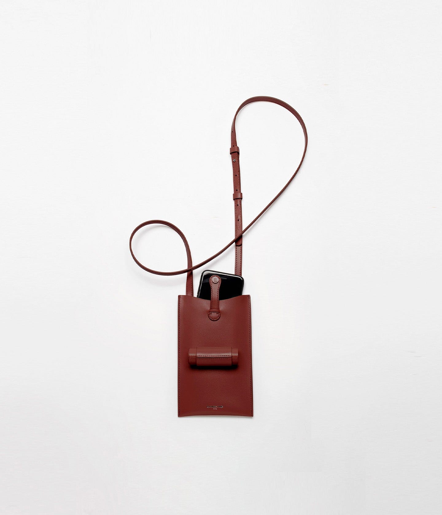 Sac 21 La Bouche Rouge Paris en chocolat avec téléphone dans son écrin rechargeable, vue de face dans une image claire.