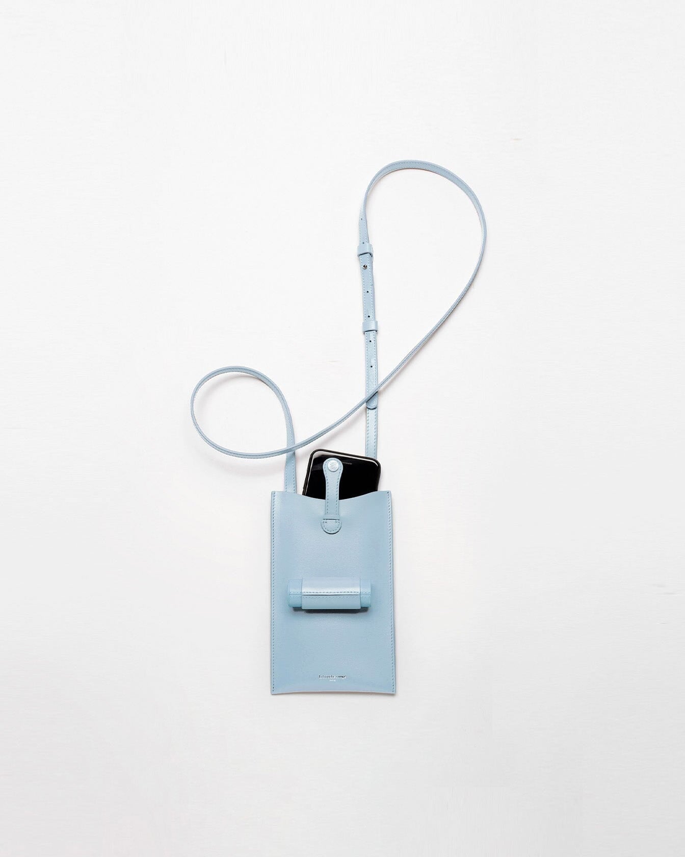 Sac 21 de La Bouche Rouge Paris en bleu avec écrin rechargeable, élégant et pratique, pour transporter téléphone et accessoires.