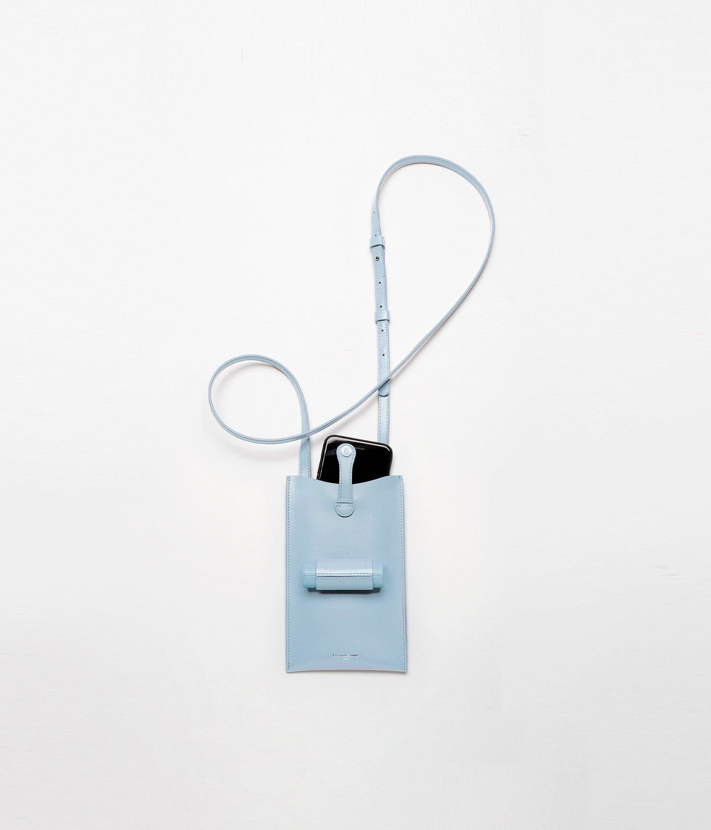 Sac 21 de La Bouche Rouge Paris en bleu avec écrin rechargeable, élégant et pratique, pour transporter téléphone et accessoires.
