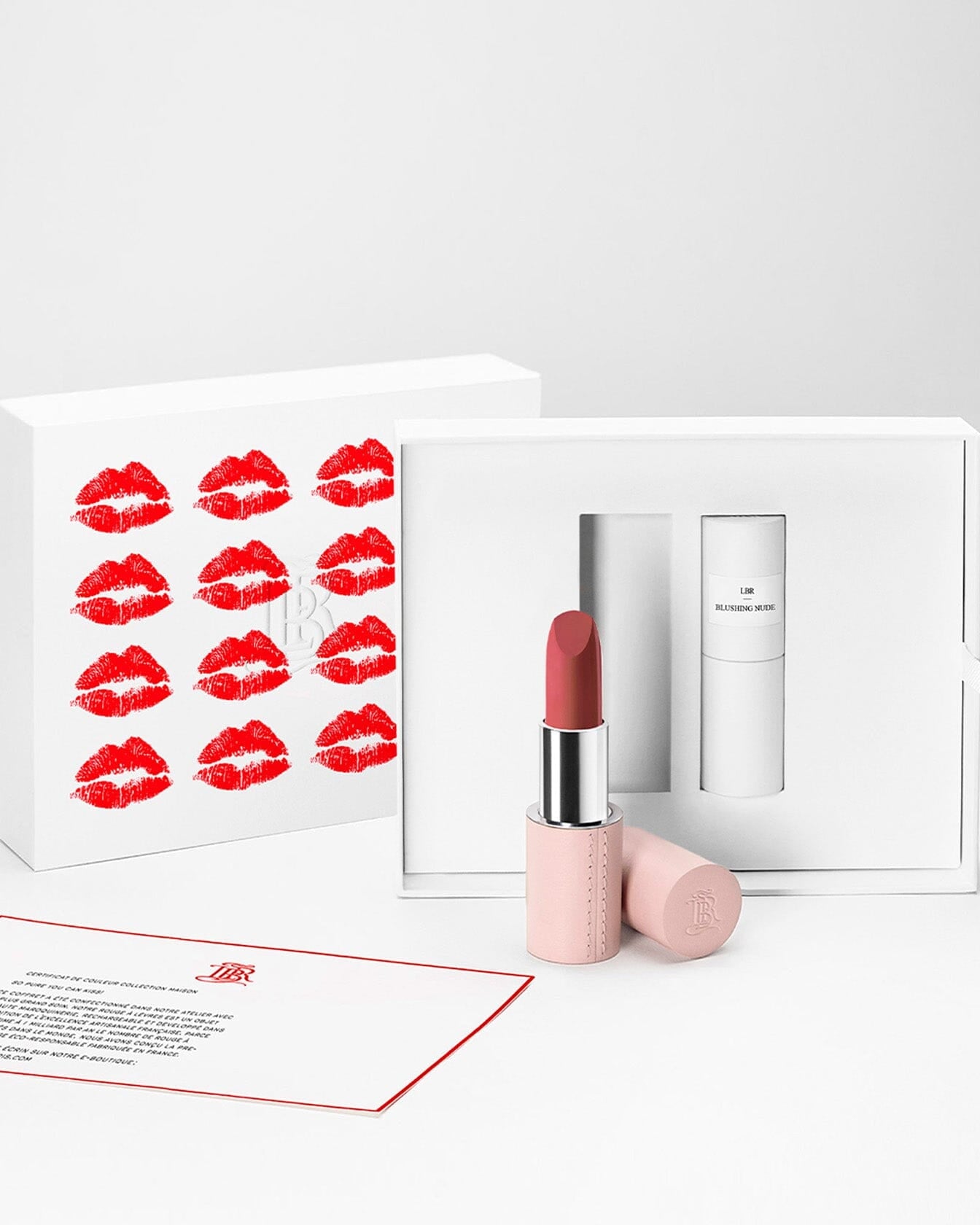 Coffret maquillage Blushing Nude de La Bouche Rouge Paris avec produits nude pour le teint et les lèvres.