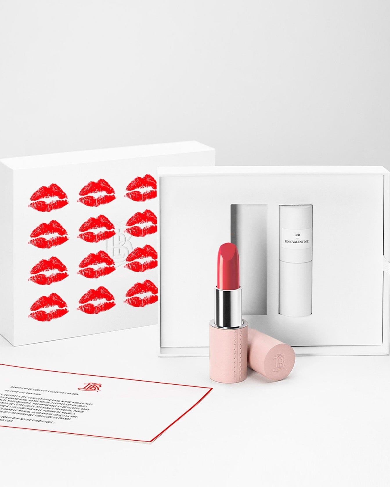 Ensemble Saint-Valentin La Promesse Pink Valentine de La Bouche Rouge Paris, comprenant rouge à lèvres et accessoires roses.