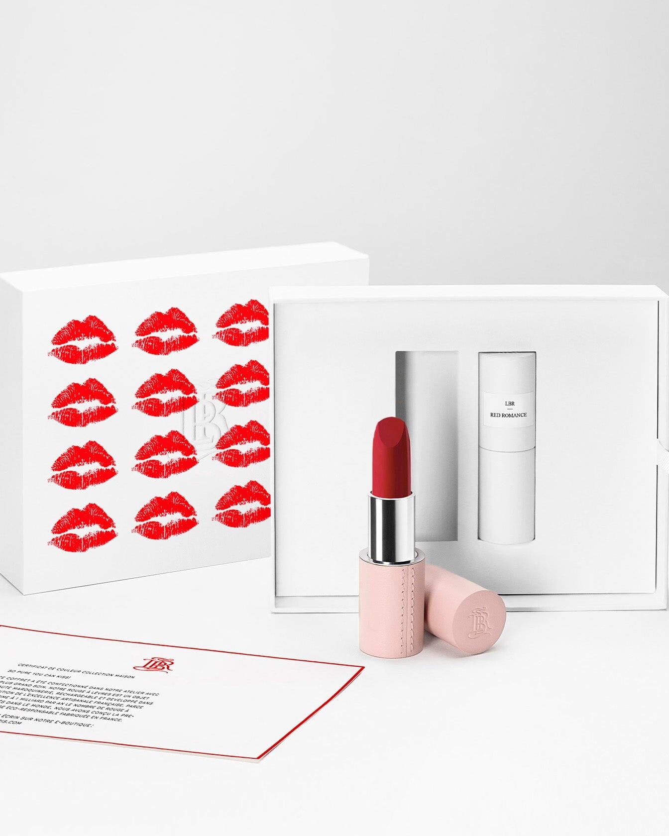 Coffret maquillage Red Romance de La Bouche Rouge Paris avec rouges à lèvres et produits de beauté rouges élégants.