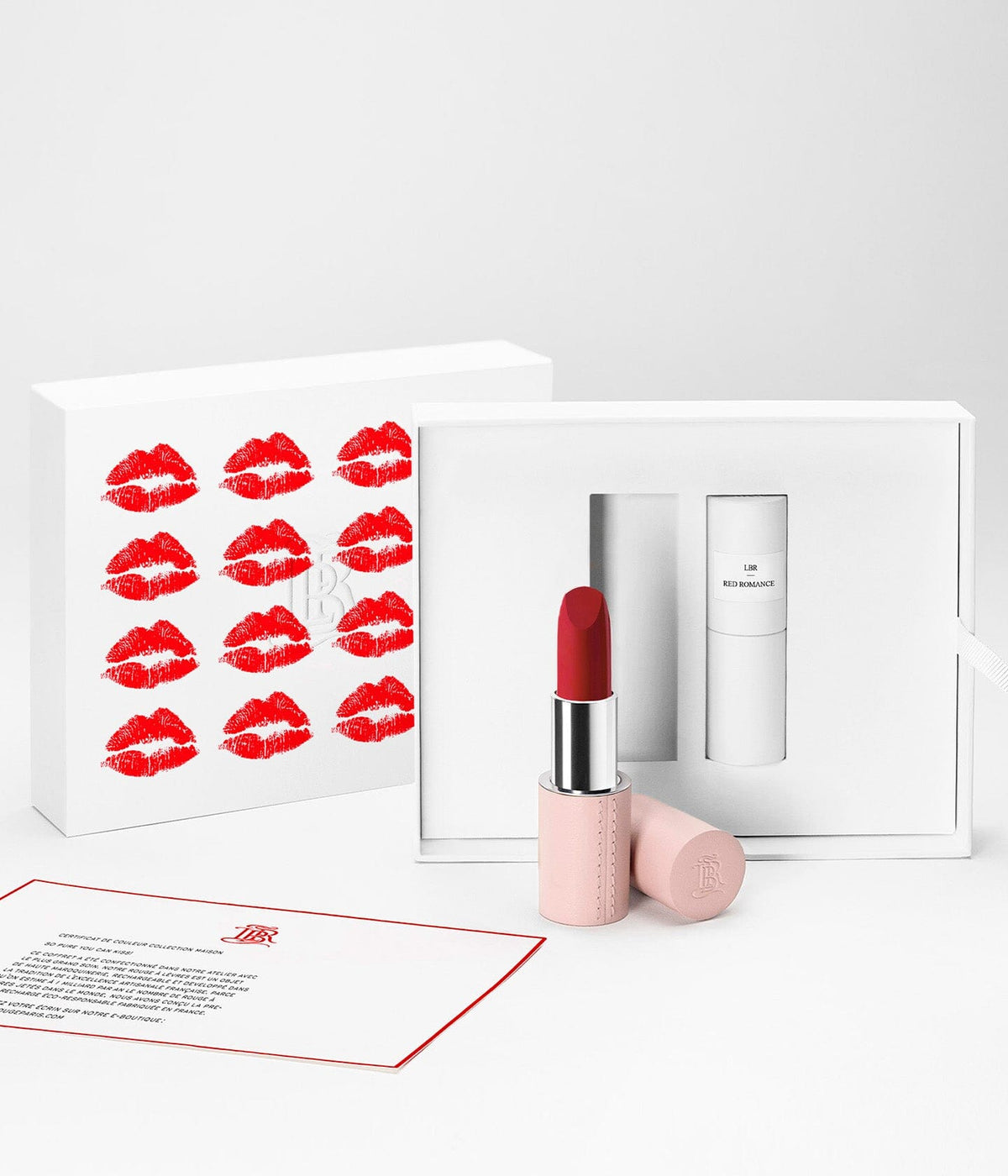 Coffret maquillage Red Romance de La Bouche Rouge Paris avec rouges à lèvres et produits de beauté rouges élégants.