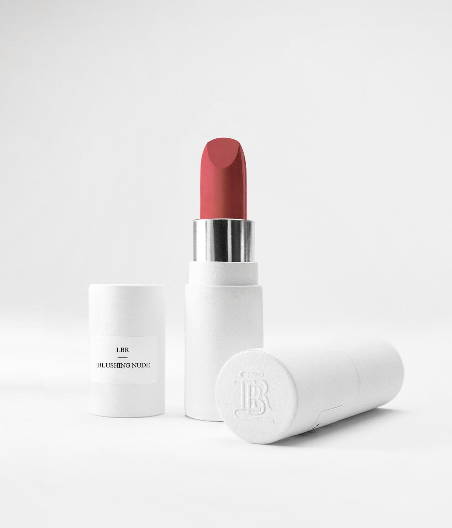 Rouge à lèvres nude blush La Bouche Rouge Paris, finition satinée dans un emballage blanc élégant.
