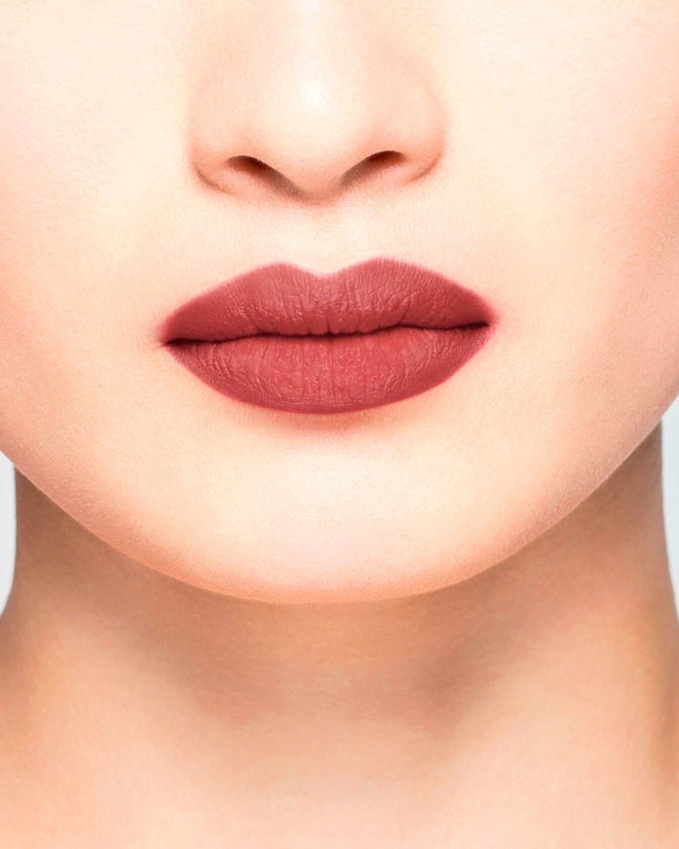 Coffret maquillage La Bouche Rouge Paris Blushing Nude avec plusieurs nuances de blush nude dans une boîte élégante.