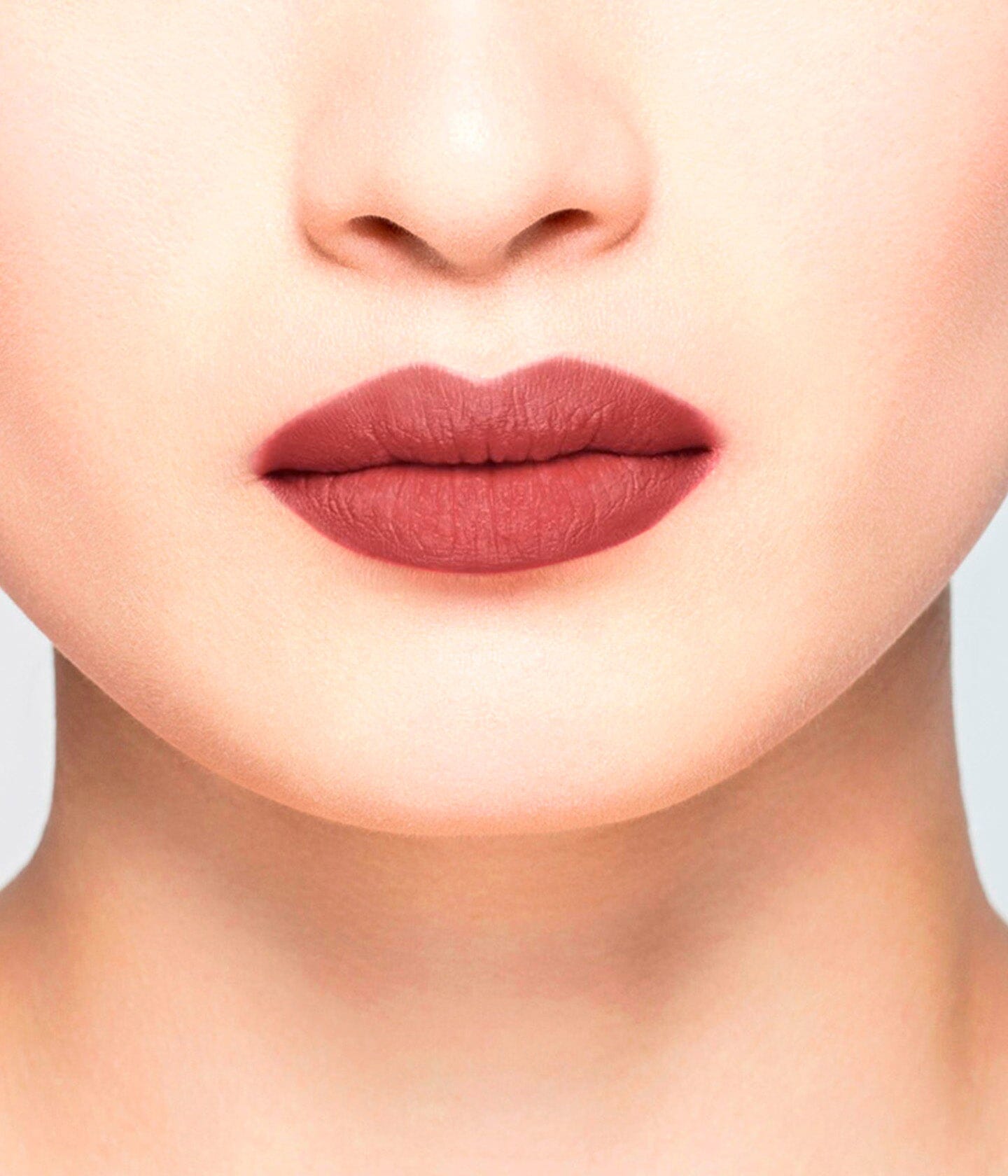 Coffret maquillage La Bouche Rouge Paris Blushing Nude avec plusieurs nuances de blush nude dans une boîte élégante.