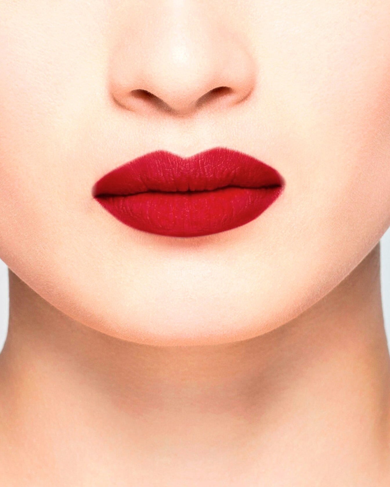 Coffret maquillage Red Romance de La Bouche Rouge Paris avec rouge à lèvres rouge et accessoires élégants.