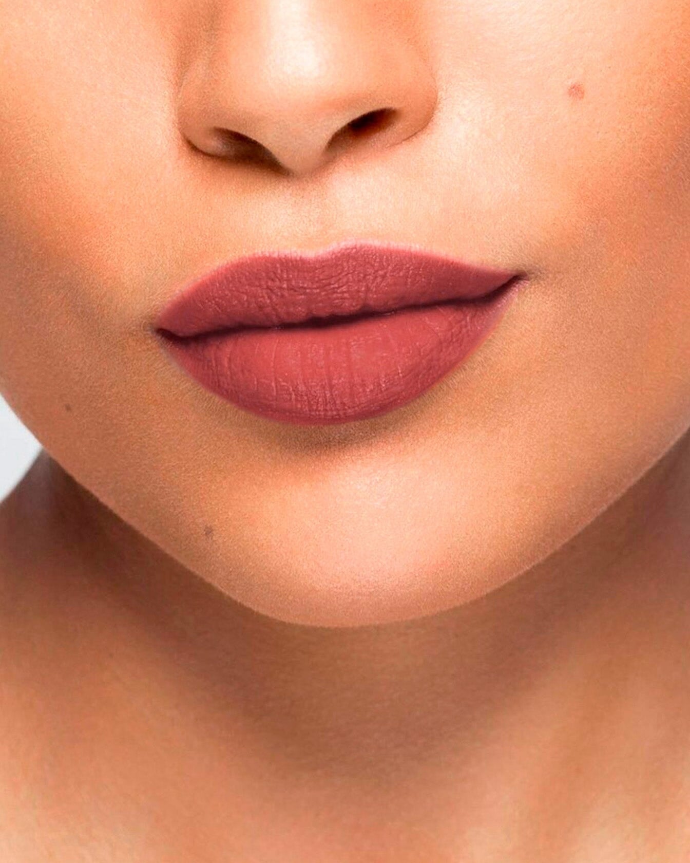 Coffret maquillage La Bouche Rouge Paris Blushing Nude avec rouge à lèvres nude et produits de maquillage assortis.
