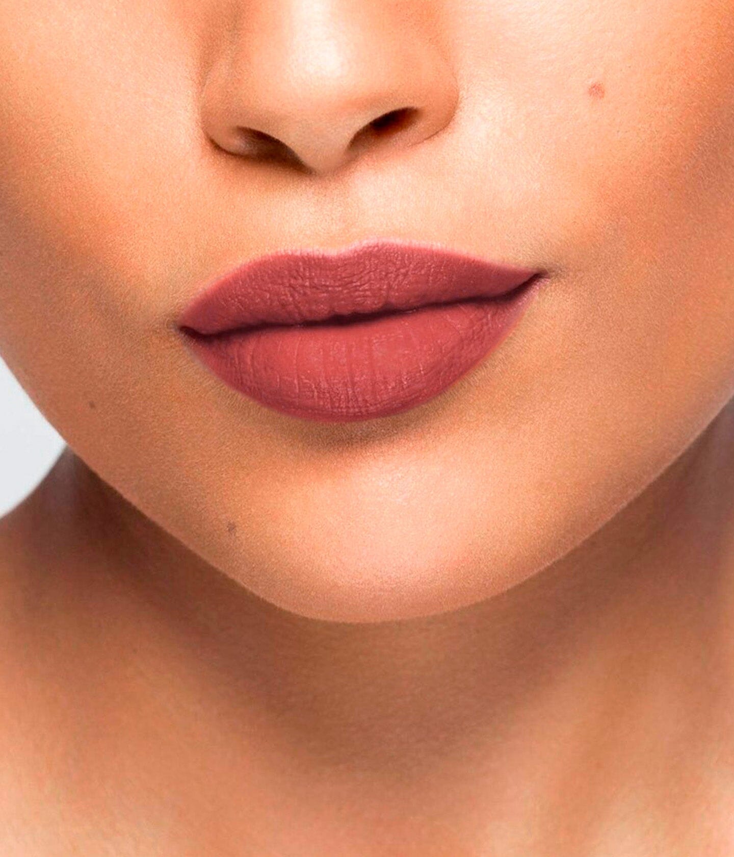Coffret maquillage La Bouche Rouge Paris Blushing Nude avec rouge à lèvres nude et produits de maquillage assortis.