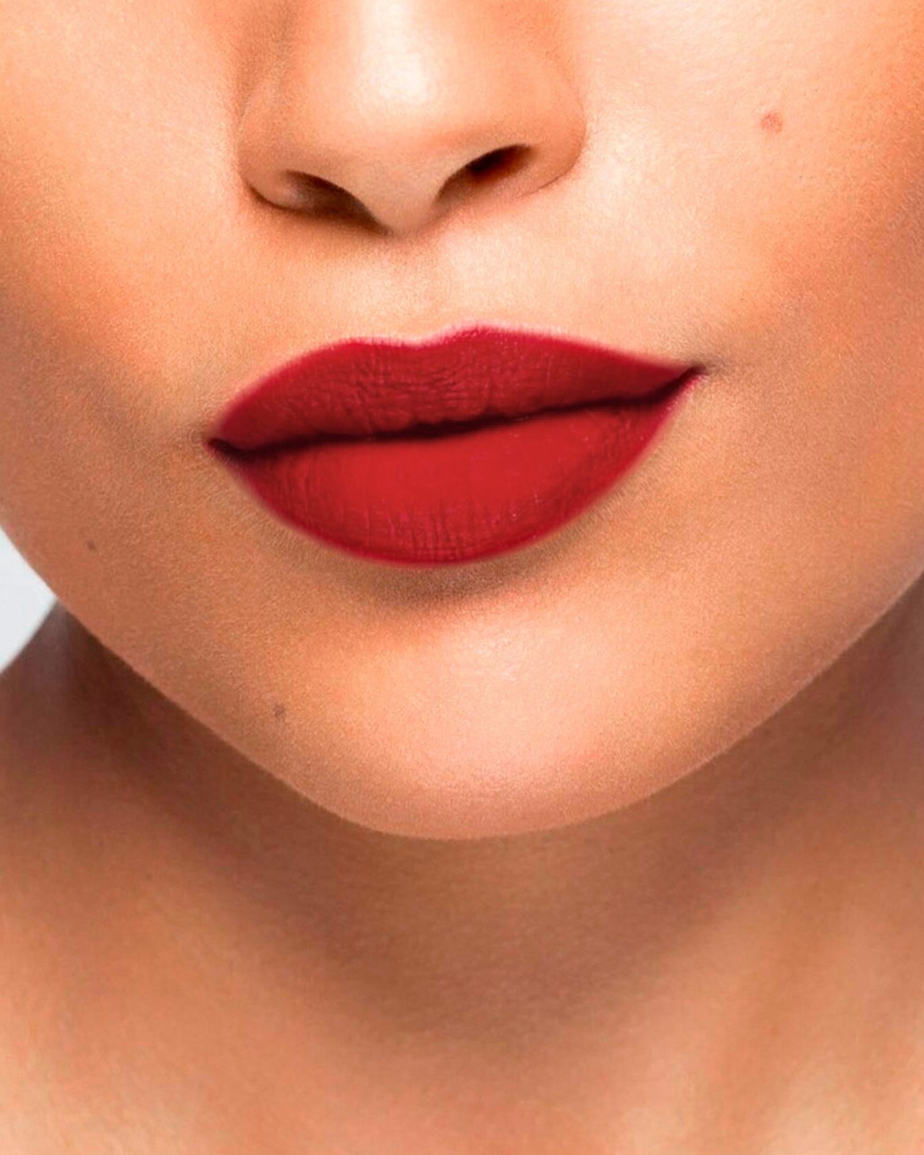 Coffret maquillage Red Romance de La Bouche Rouge Paris avec rouges à lèvres rouges et produits de beauté élégants.