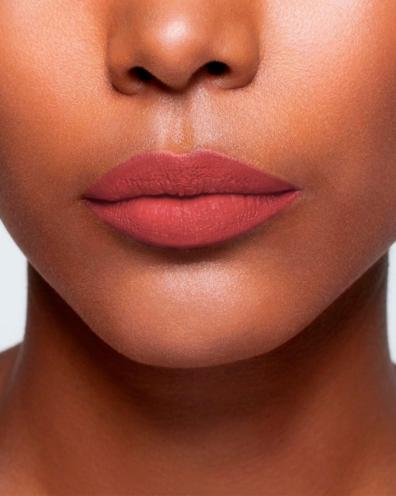 Coffret maquillage La Bouche Rouge Paris Blushing Nude avec rouges à lèvres et produits de maquillage nude.