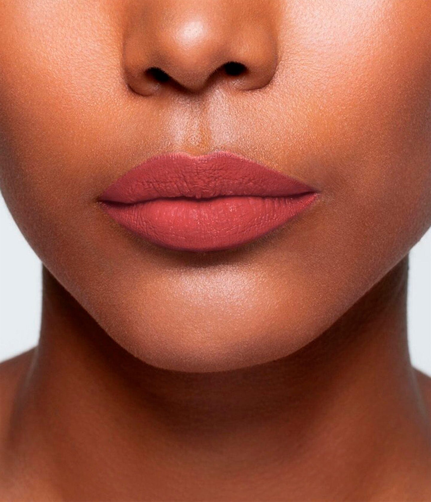 Coffret maquillage La Bouche Rouge Paris Blushing Nude avec rouges à lèvres et produits de maquillage nude.