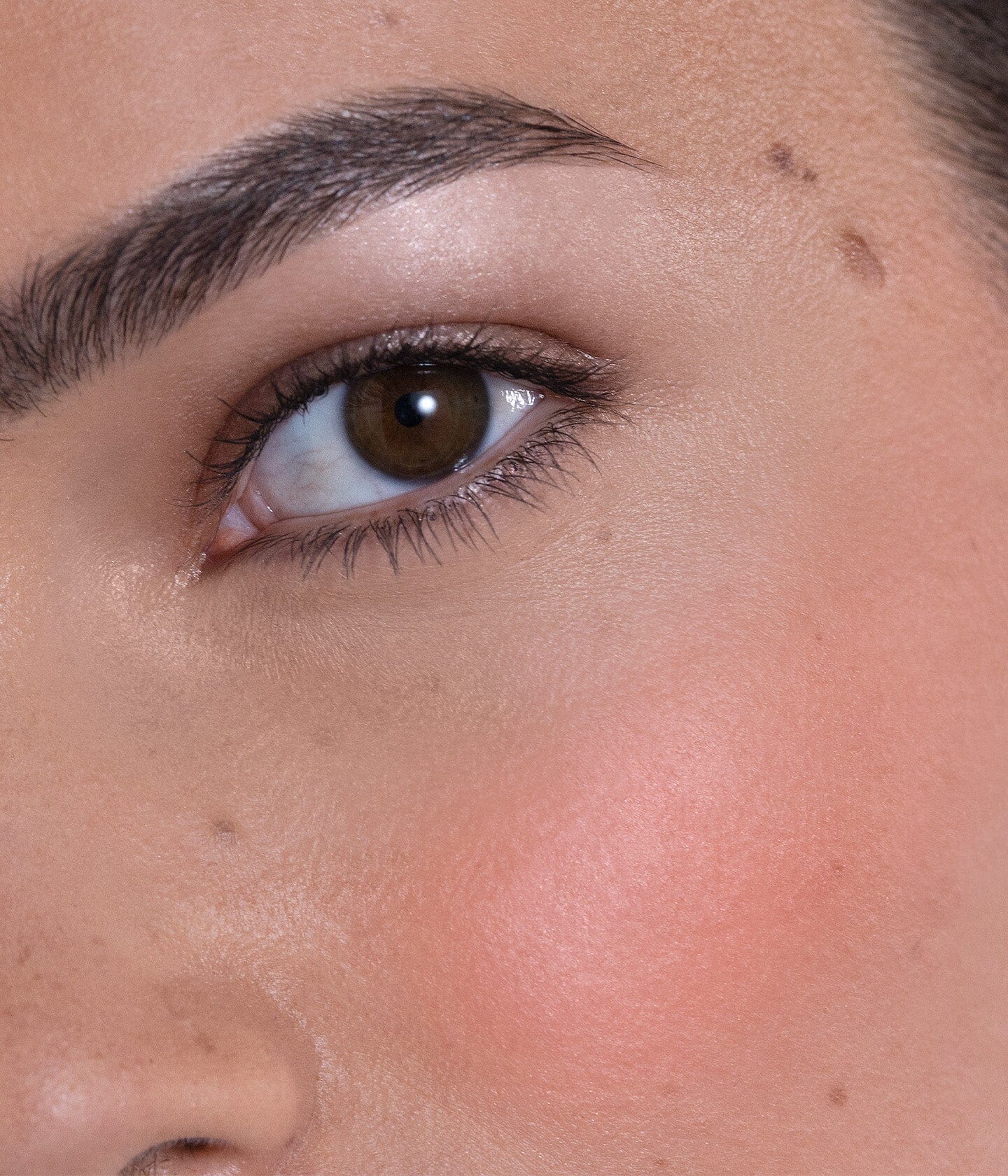 Blush en poudre La Bouche Rouge Paris Accord Solaire Abricot et Corail sur bureau, finition lumineuse et naturelle