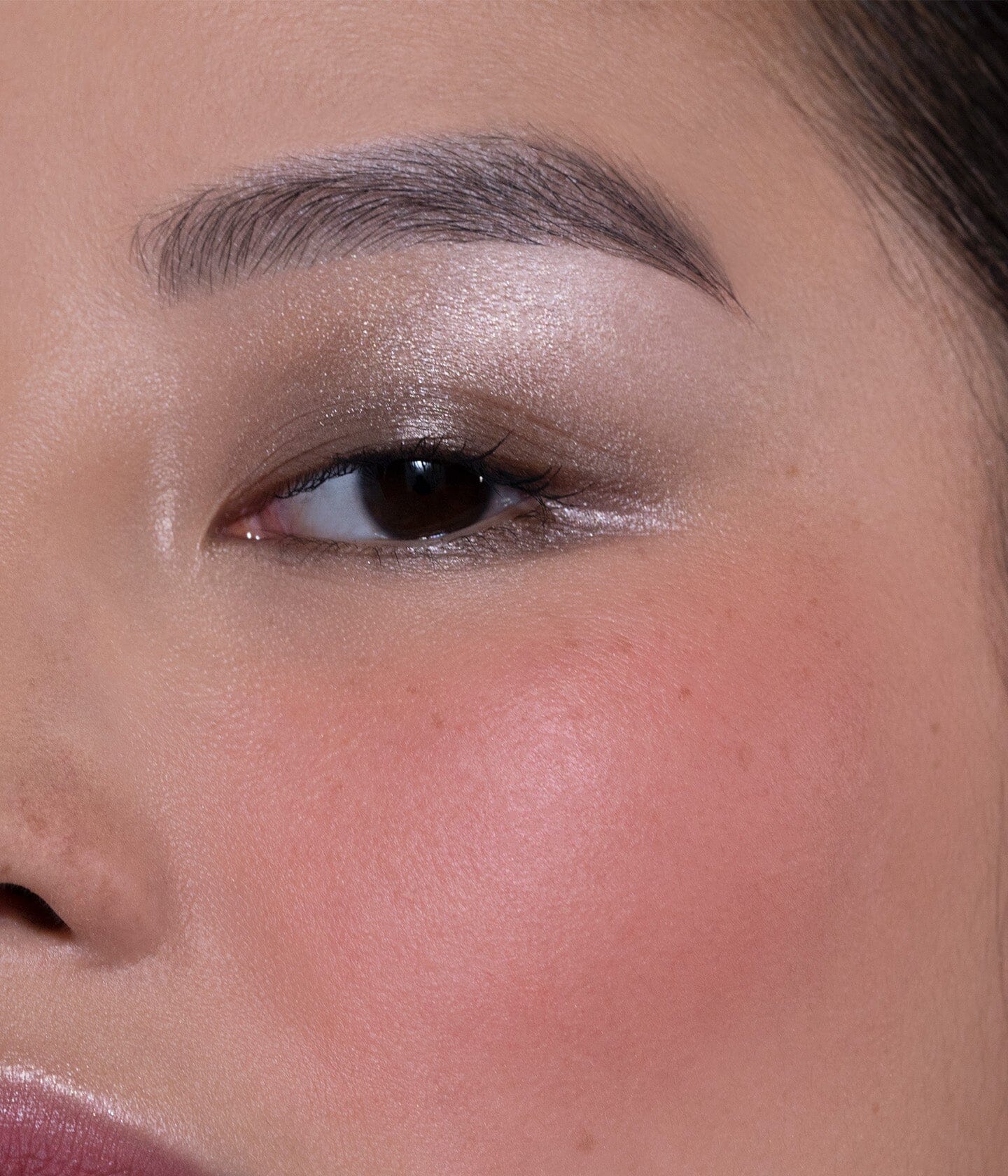 Accord chaleureux de La Bouche Rouge Paris avec blush brique et sw1x, présenté sur un bureau avec des nuances chaudes.