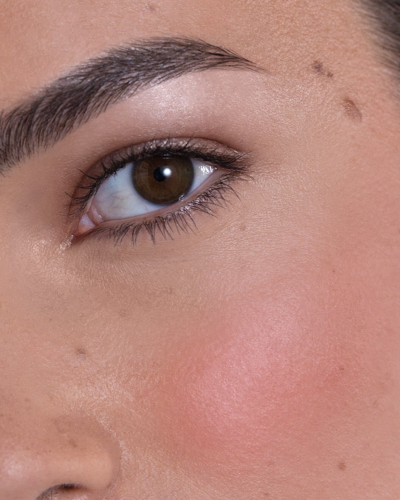 Blush chaud en brique de La Bouche Rouge Paris, présenté sur un bureau avec une teinte chaleureuse et élégante.