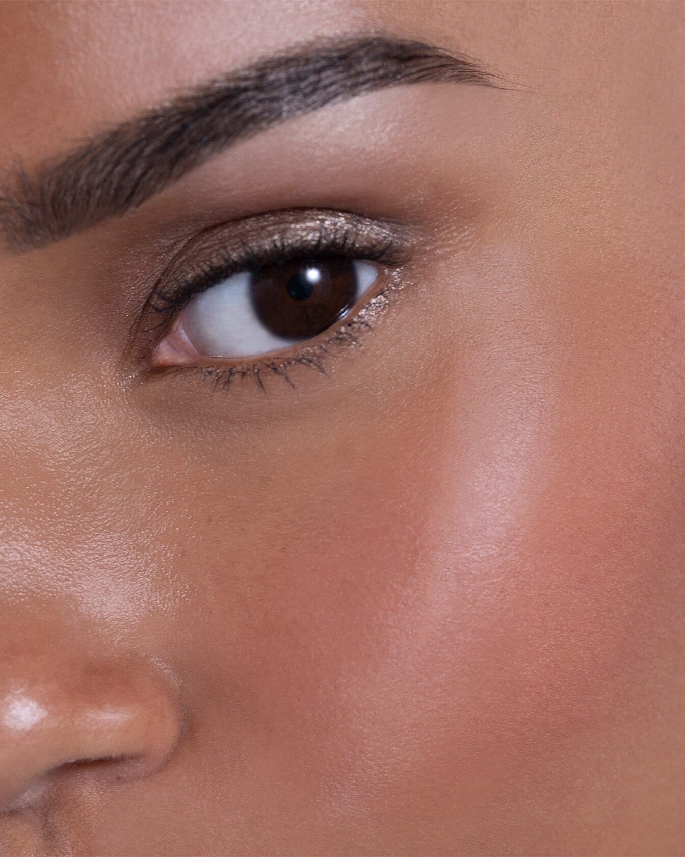 Accord chaleureux de blush brique La Bouche Rouge Paris sur bureau, avec palette SW1X et finition élégante.