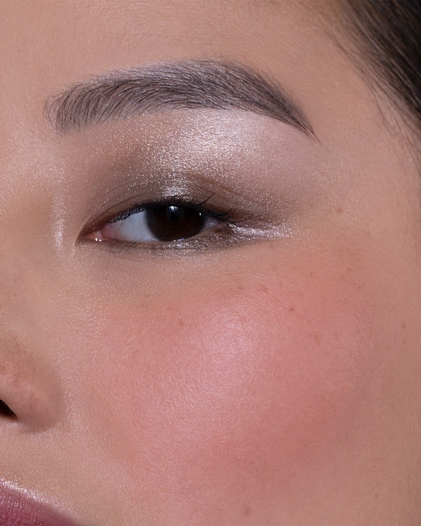Blush nude et nude pink La Bouche Rouge Paris, palette de maquillage naturel pour les lèvres et les joues, vue sur bureau.
