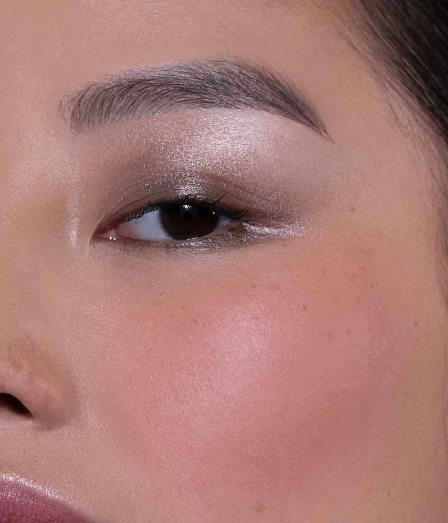 Blush nude et nude pink La Bouche Rouge Paris, palette de maquillage naturel pour les lèvres et les joues, vue sur bureau.