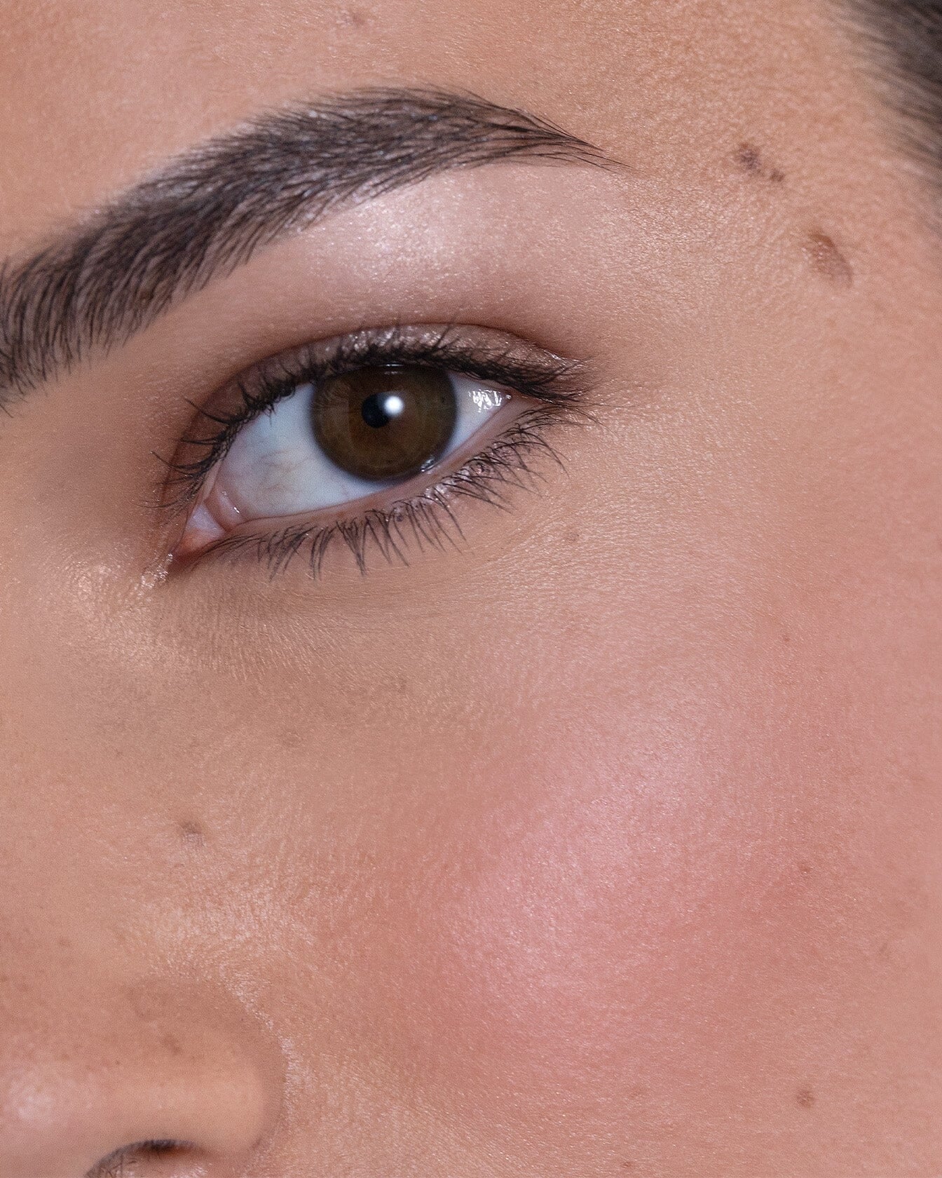 Blush La Bouche Rouge Paris Accord Naturel Nude et Nude Pink posé sur un bureau, avec un fini naturel et élégant.