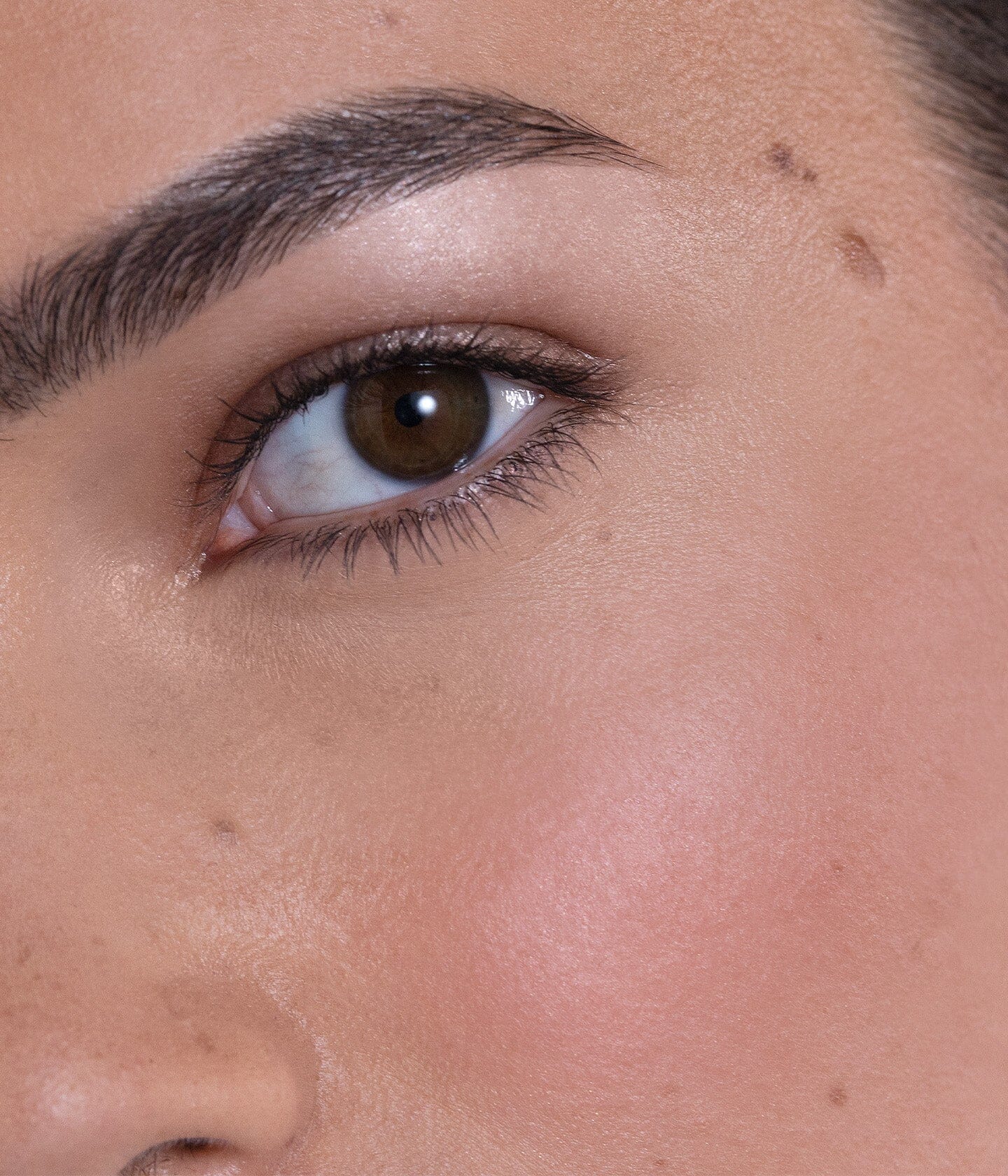 Blush La Bouche Rouge Paris Accord Naturel Nude et Nude Pink posé sur un bureau, avec un fini naturel et élégant.