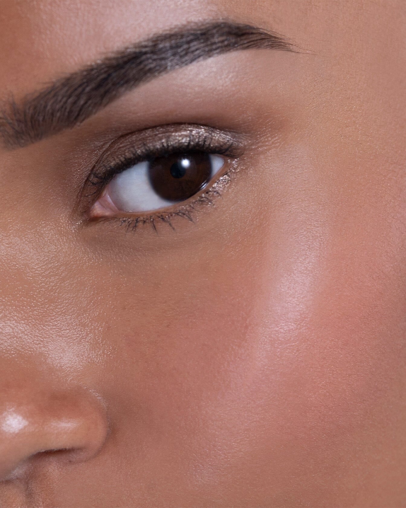 Blush nude et nude pink Accord Naturel de La Bouche Rouge Paris, application sur peau avec teintes douces et naturelles.