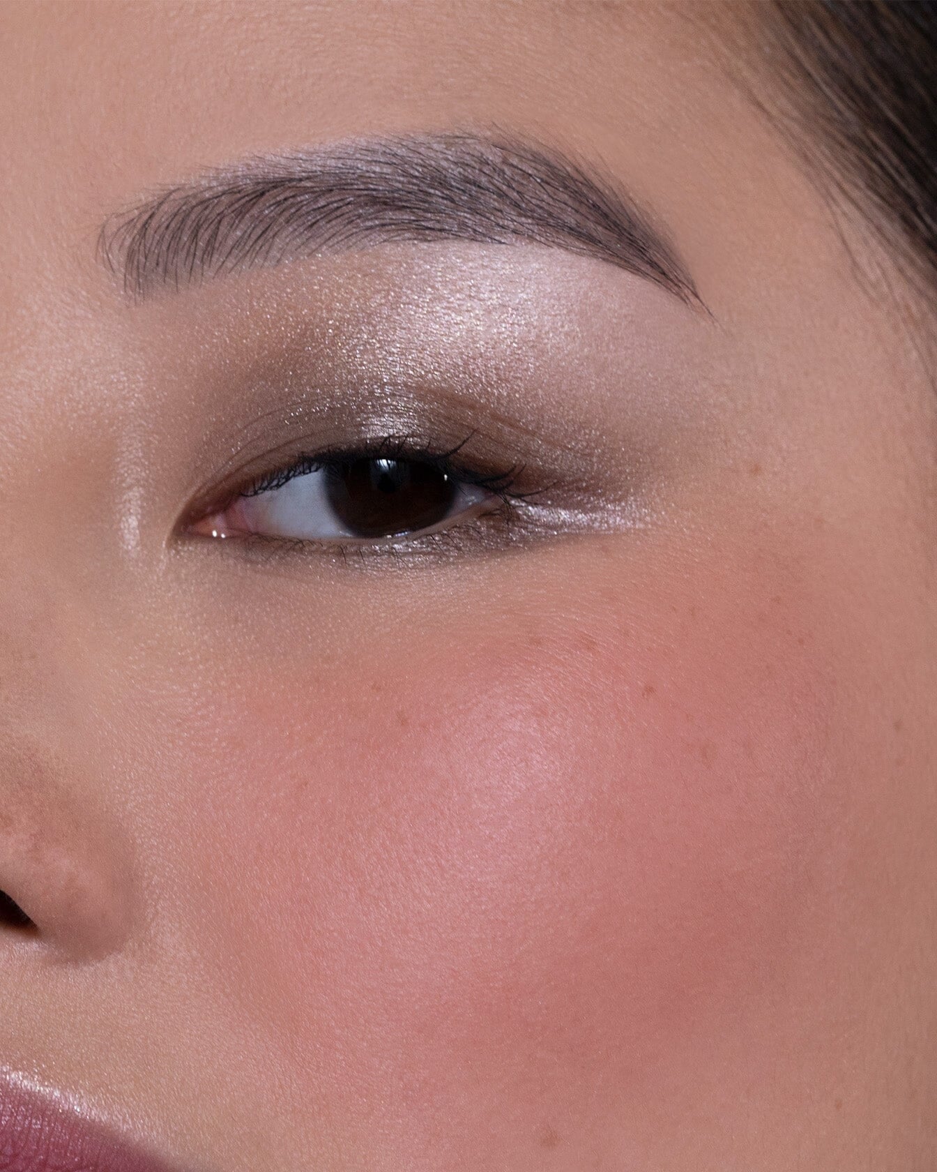 Accord Profond Rose Brun et Rose Saint-Germain de La Bouche Rouge Paris, palette de blush avec nuances roses et brun, vue de bureau