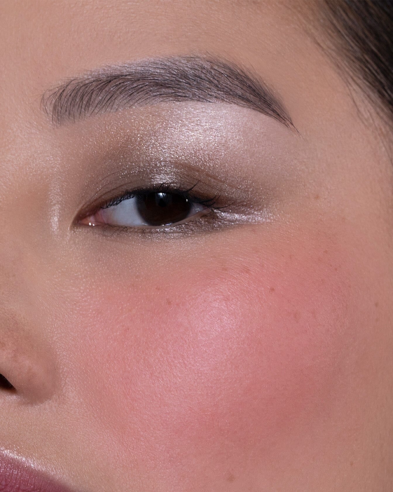 Accord lumineux Rose Pop et Dewy Pink de La Bouche Rouge Paris, blush rose lumineux sur un bureau élégant.