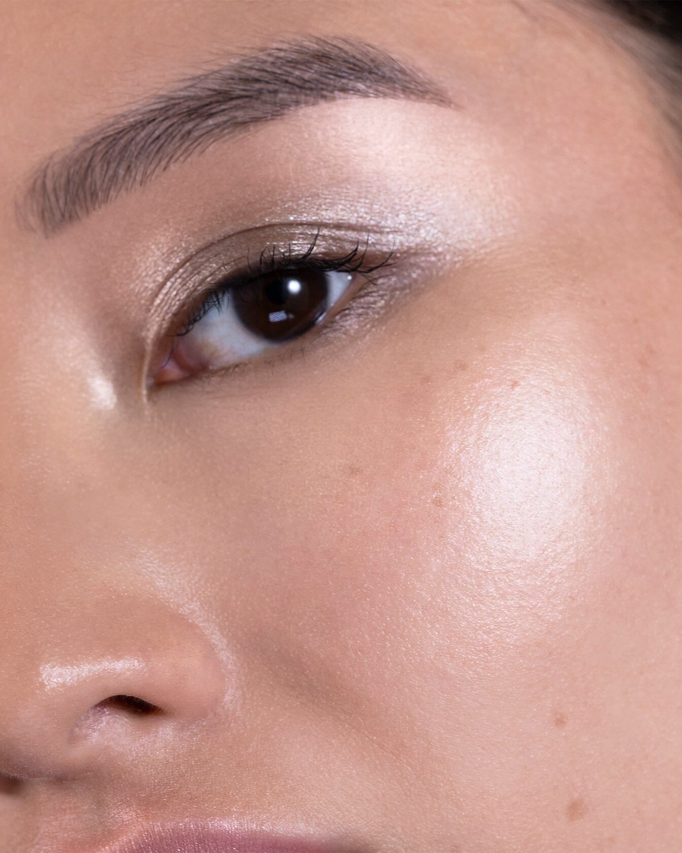 Stick enlumineur blanc de La Bouche Rouge Paris, application sur le visage pour un éclat lumineux naturel.