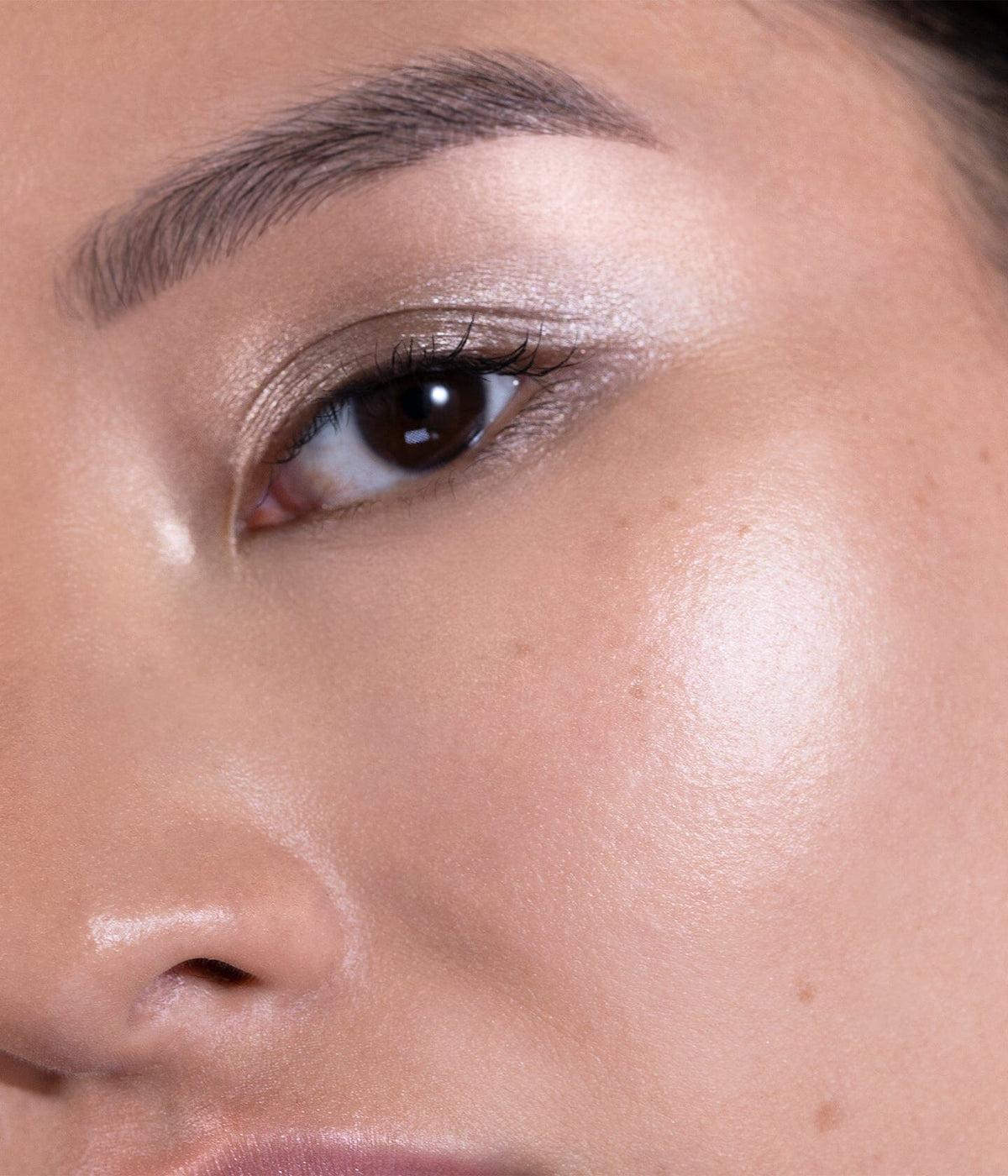 Stick enlumineur blanc de La Bouche Rouge Paris, application sur le visage pour un éclat lumineux naturel.