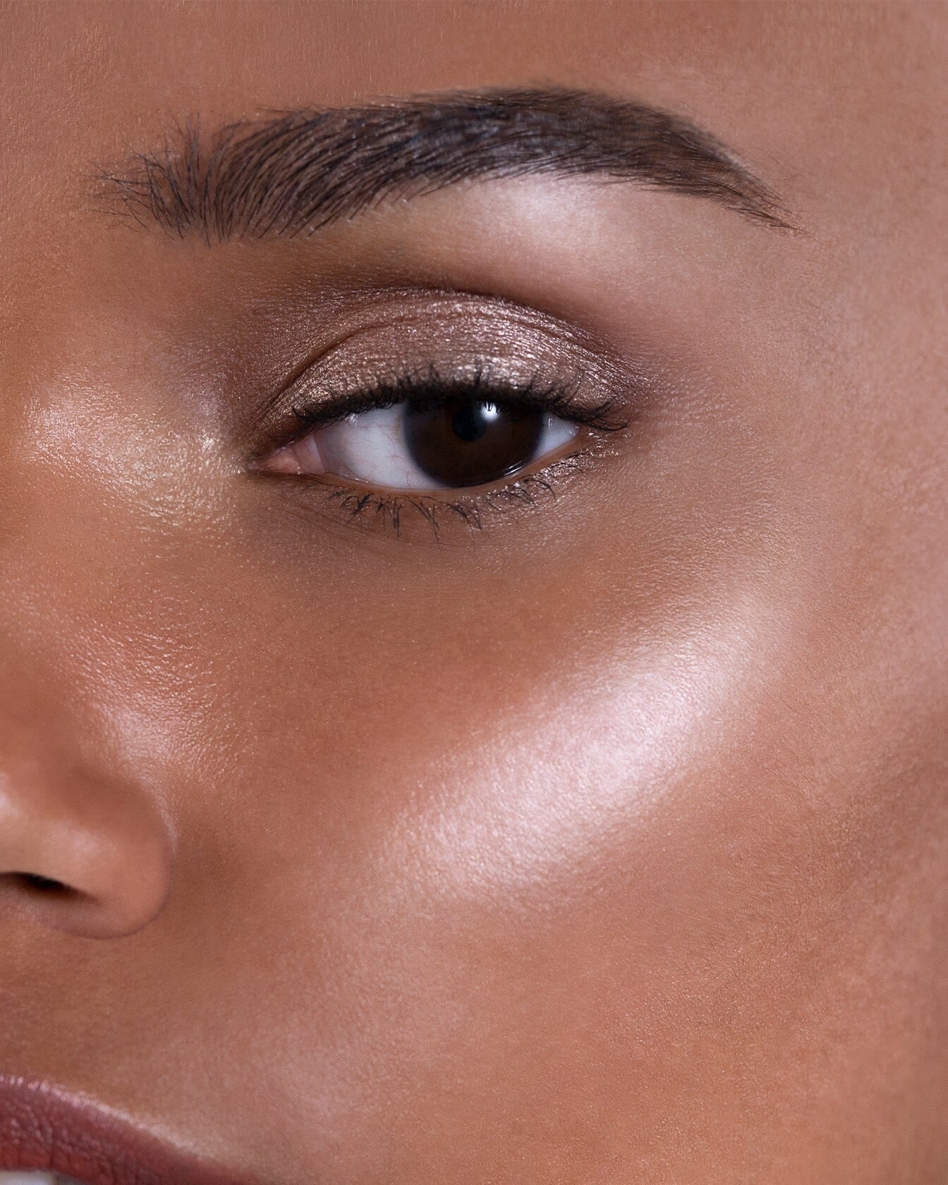Enlumineur en stick blanc de La Bouche Rouge Paris, application sur le visage pour un éclat lumineux naturel.