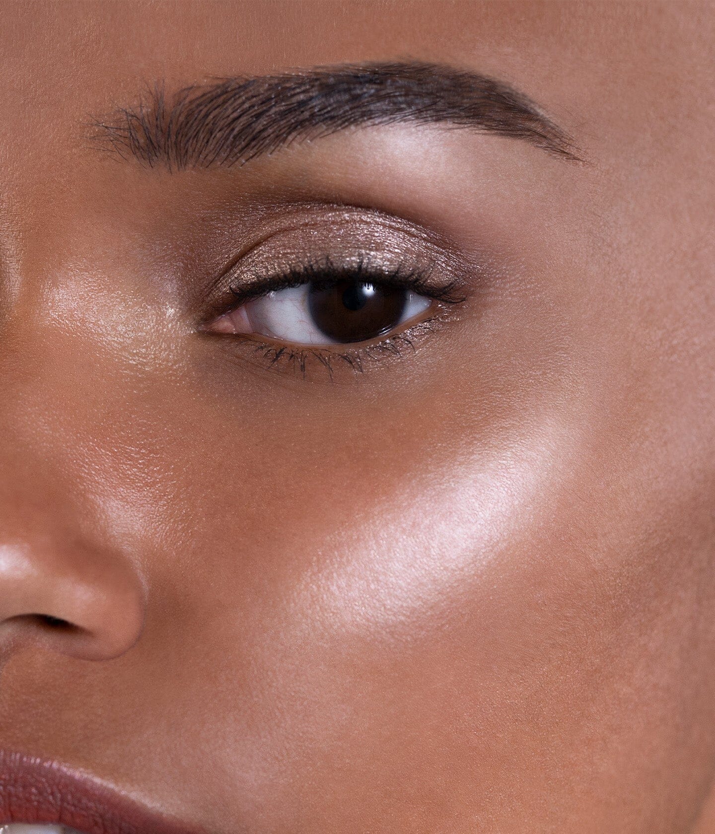 Enlumineur en stick blanc de La Bouche Rouge Paris, application sur le visage pour un éclat lumineux naturel.