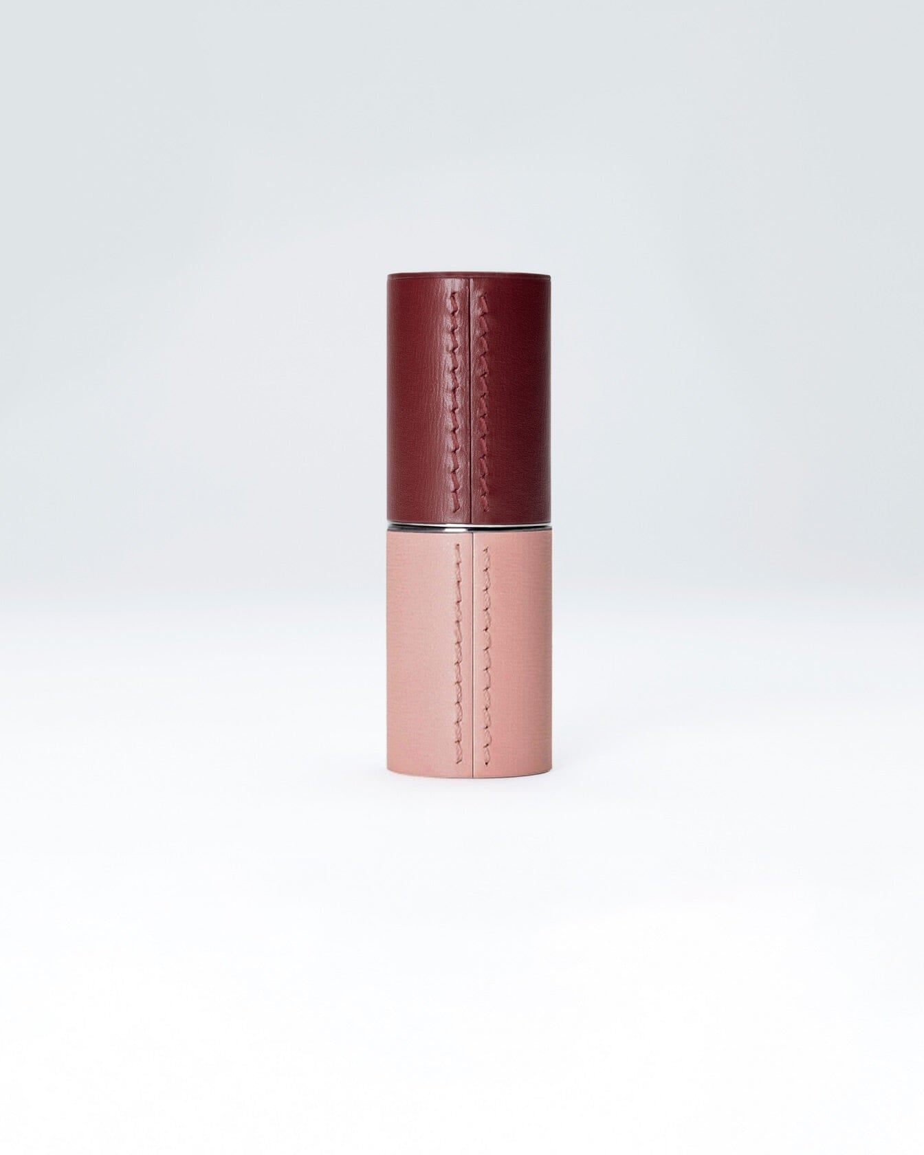 Écrin rechargeable La Bouche Rouge Paris Duo Choc, édition limitée, en cuir noir avec fermeture métallique et compartiments pour maquillage.
