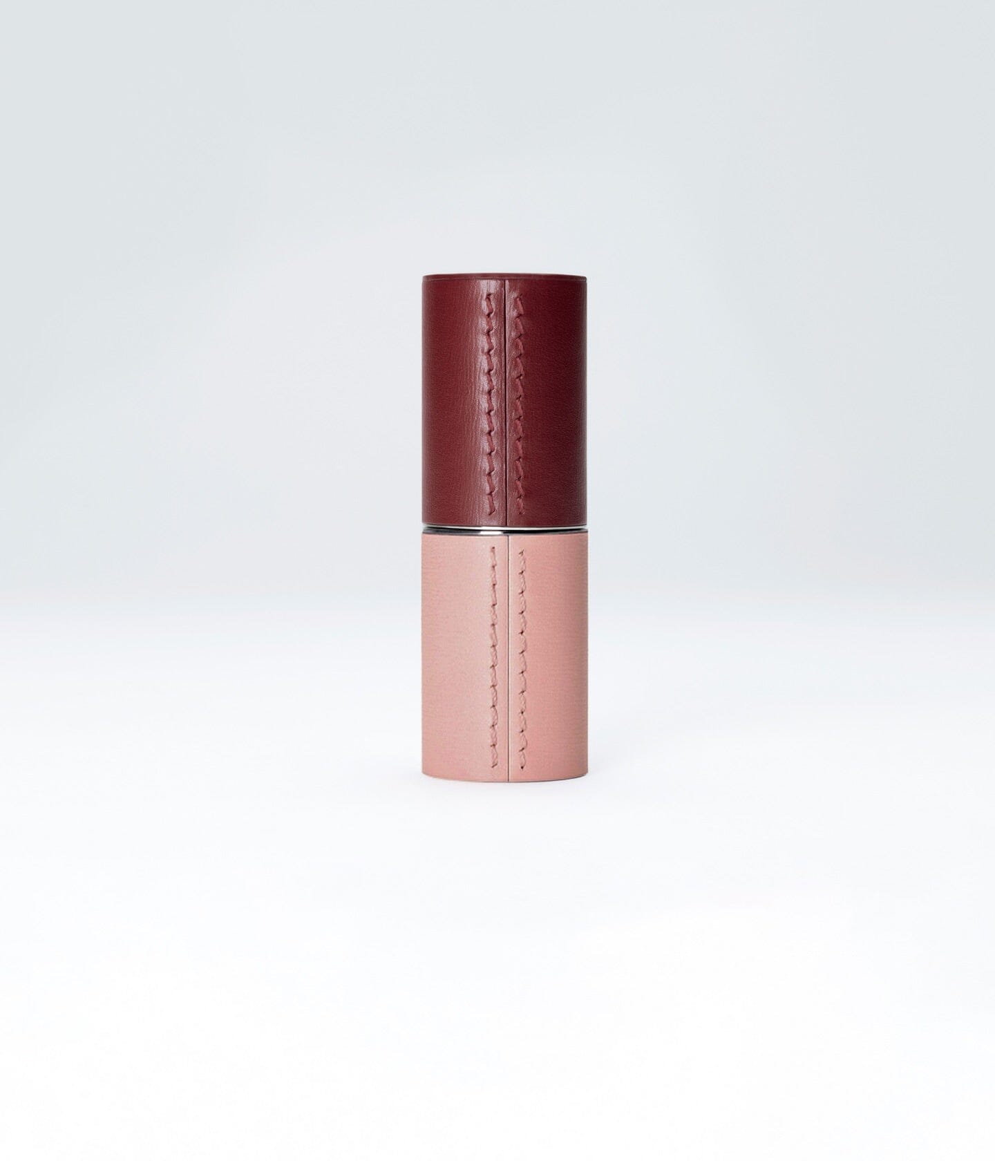 Écrin rechargeable La Bouche Rouge Paris Duo Choc, édition limitée, en cuir noir avec fermeture métallique et compartiments pour maquillage.