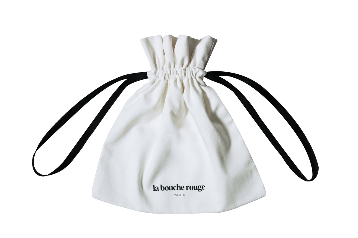 Sachet en tissu fermé avec le logo La Bouche Rouge Paris, destiné à contenir le set Saint-Valentin La Promesse Pink Valentine.